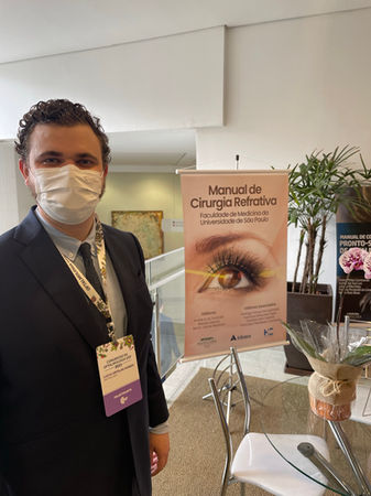 Dr. Lucca Ortolan Hansen no Congresso USP durante o lançamento do Manual de Cirurgia Refrativa do qual foi coautor do Setor de Cirurgia Refrativa do Departamento de Oftalmologia do Hospital das Clínicas da Faculdade de Medicina da Universidade de São Paulo.