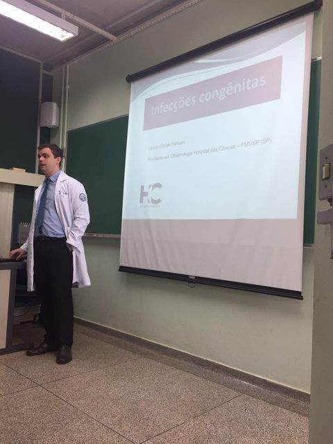 Dr. Lucca Ortolan Hansen lecionando em um curso de Extensão Universitária da Universidade UNICAMP sobre Infecções Congênitas dos Olhos, Neuroimagem e Reabilitação da Visão.