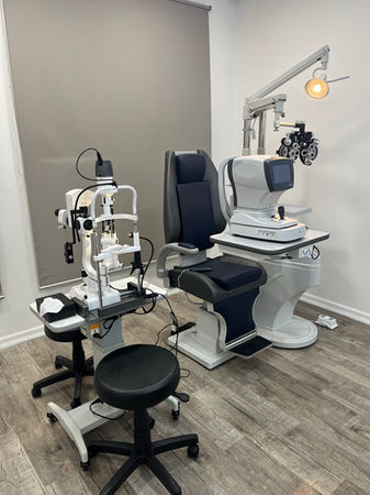 A Ortolan Oftalmologia conta com diversos e novos equipamentos oftalmológicos. Na foto se destacam o exame automático de grau (autorrefrator), a lâmpada de fenda com 03 aumentos, o Refrator de Green's e moderna e confortável cadeira oftalmológica.