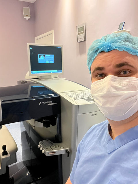Dr. Lucca Ortolan Hansen médico oftalmologista e cirurgião realizando Cirurgias Oftalmológicas à laser em moderno equipamento da Alcon - o Laser Excimer EX500 para tratamento de Miopia, Astigmatismo e Hipermetropia.