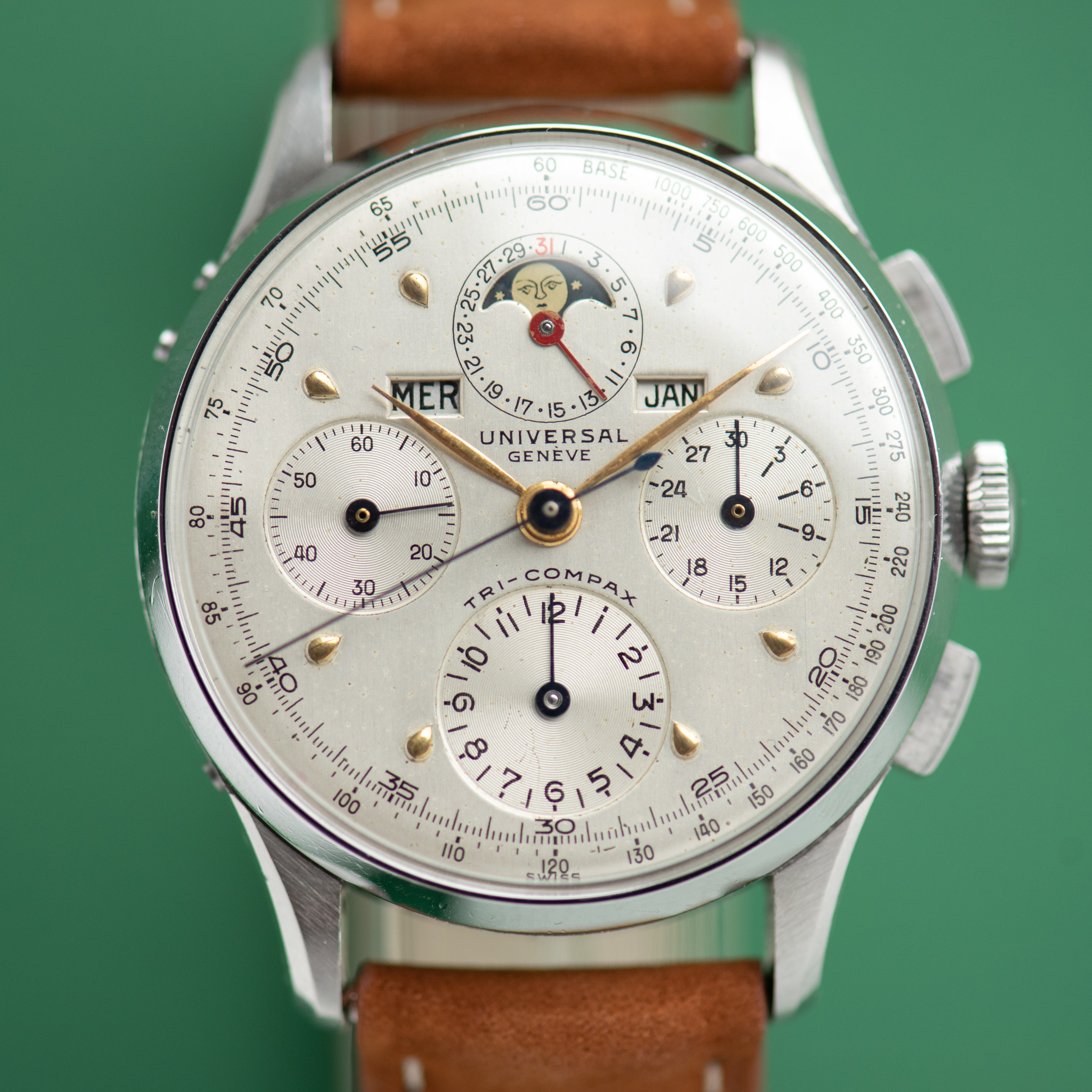 Vue de Universal Genève Tricompax Steel Chronograph Full Annual Calendar Moonphase 1946