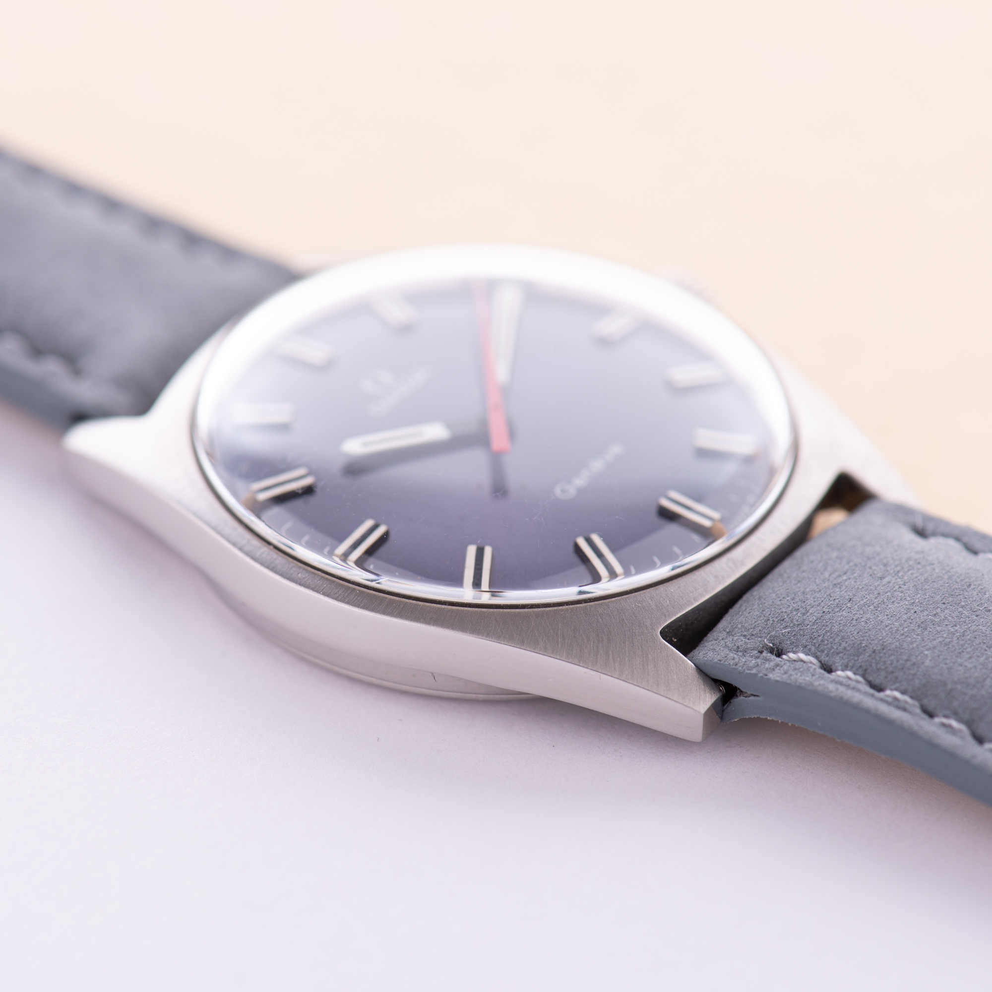 Zicht op Omega Genève blue dial Ultraman’ Réf 135.041