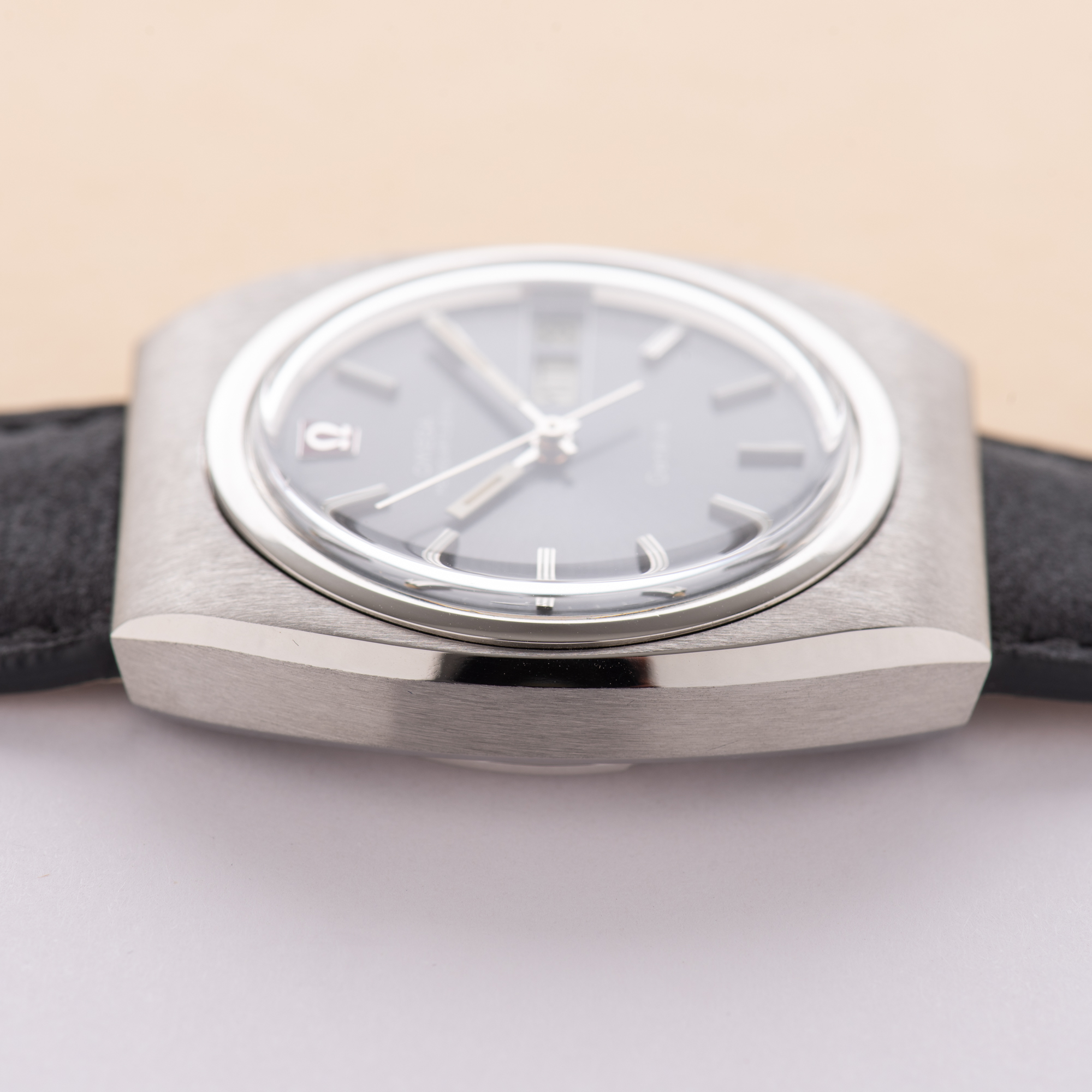 Zicht op Omega Genève Megaquartz 32 KHz Blue Day Date from 1973 Réf 196.0030