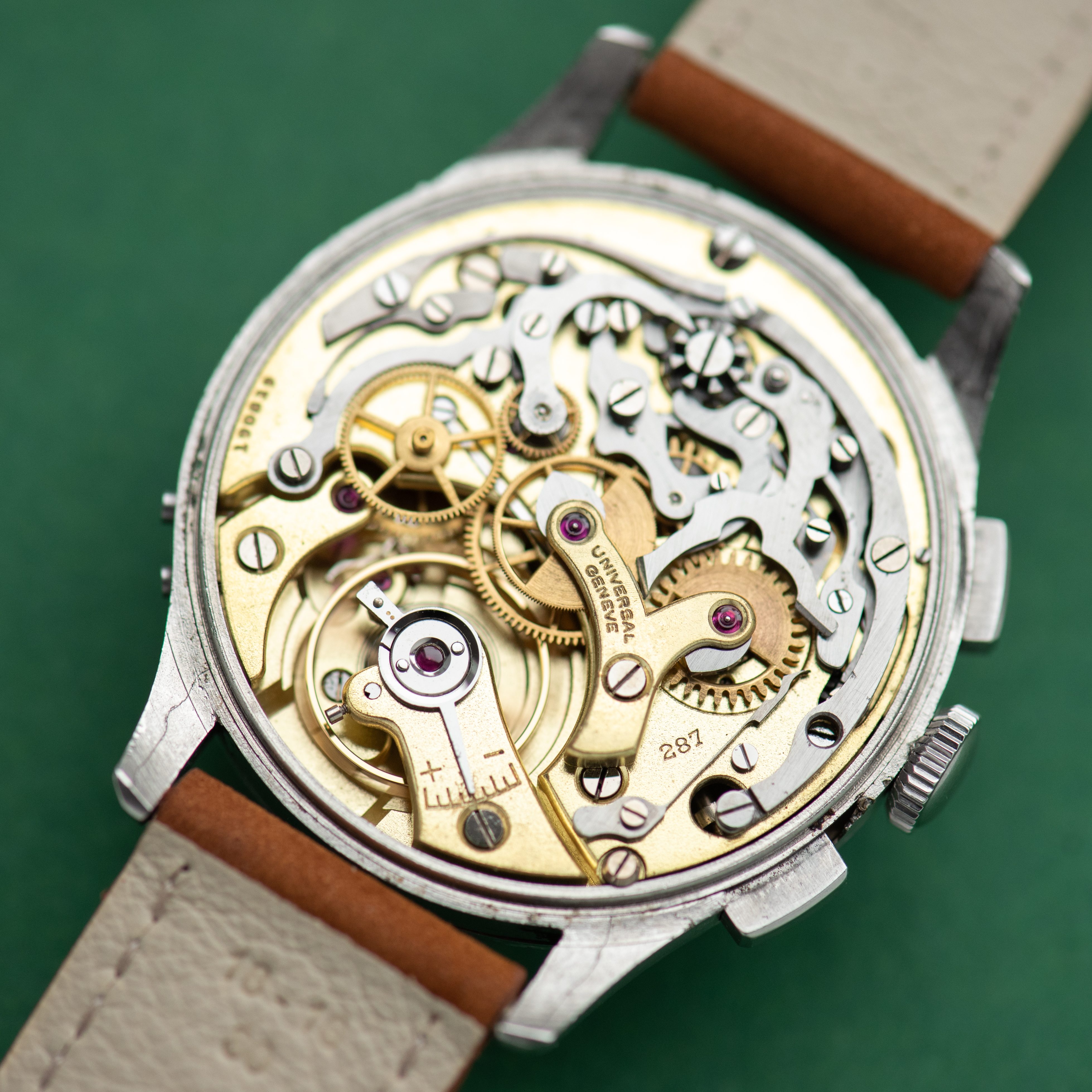 Vue de Universal Genève Tricompax Steel Chronograph Full Annual Calendar Moonphase 1946