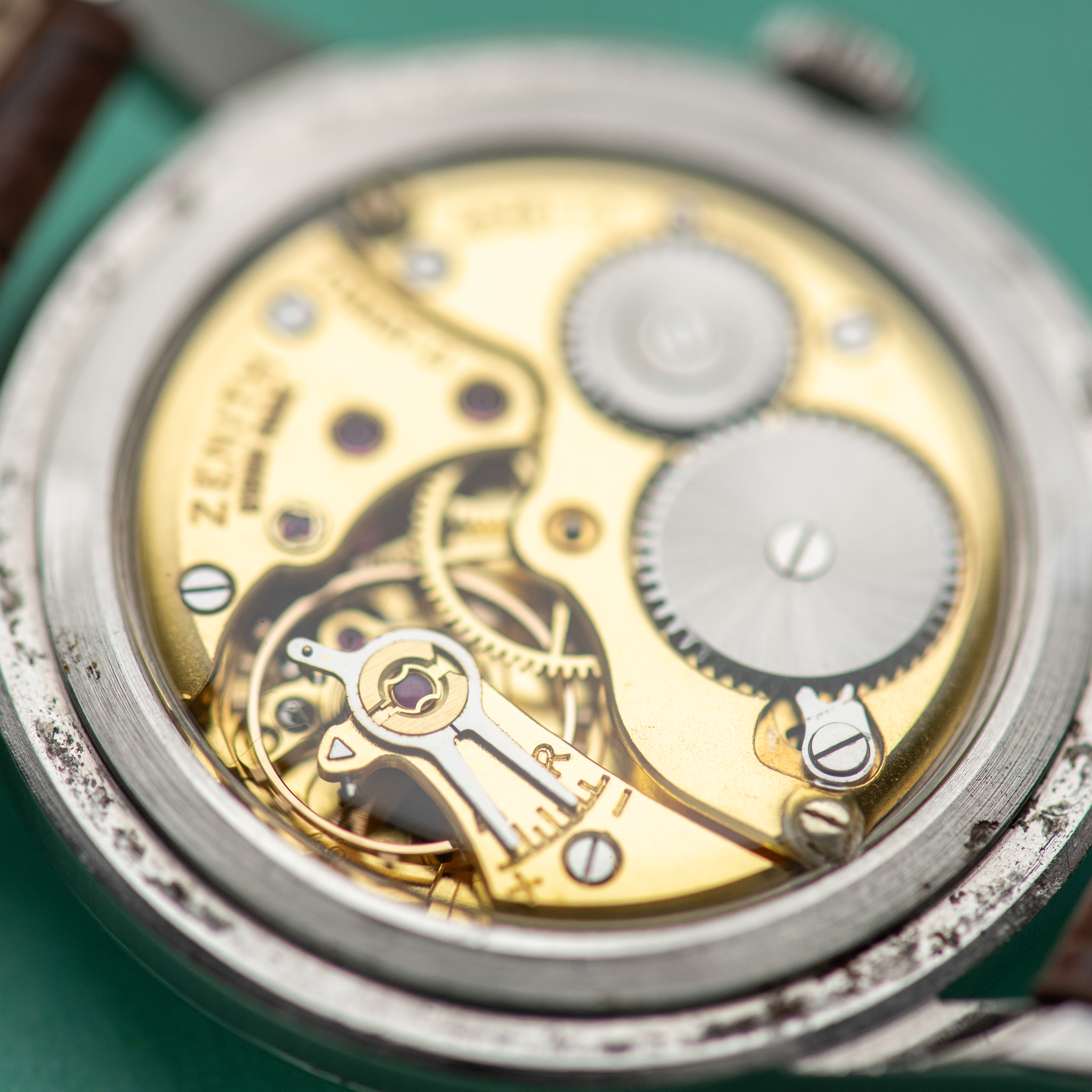 Zicht op Zenith Sporto Oversize Big Dress Watch Ref 9893 uit 1956