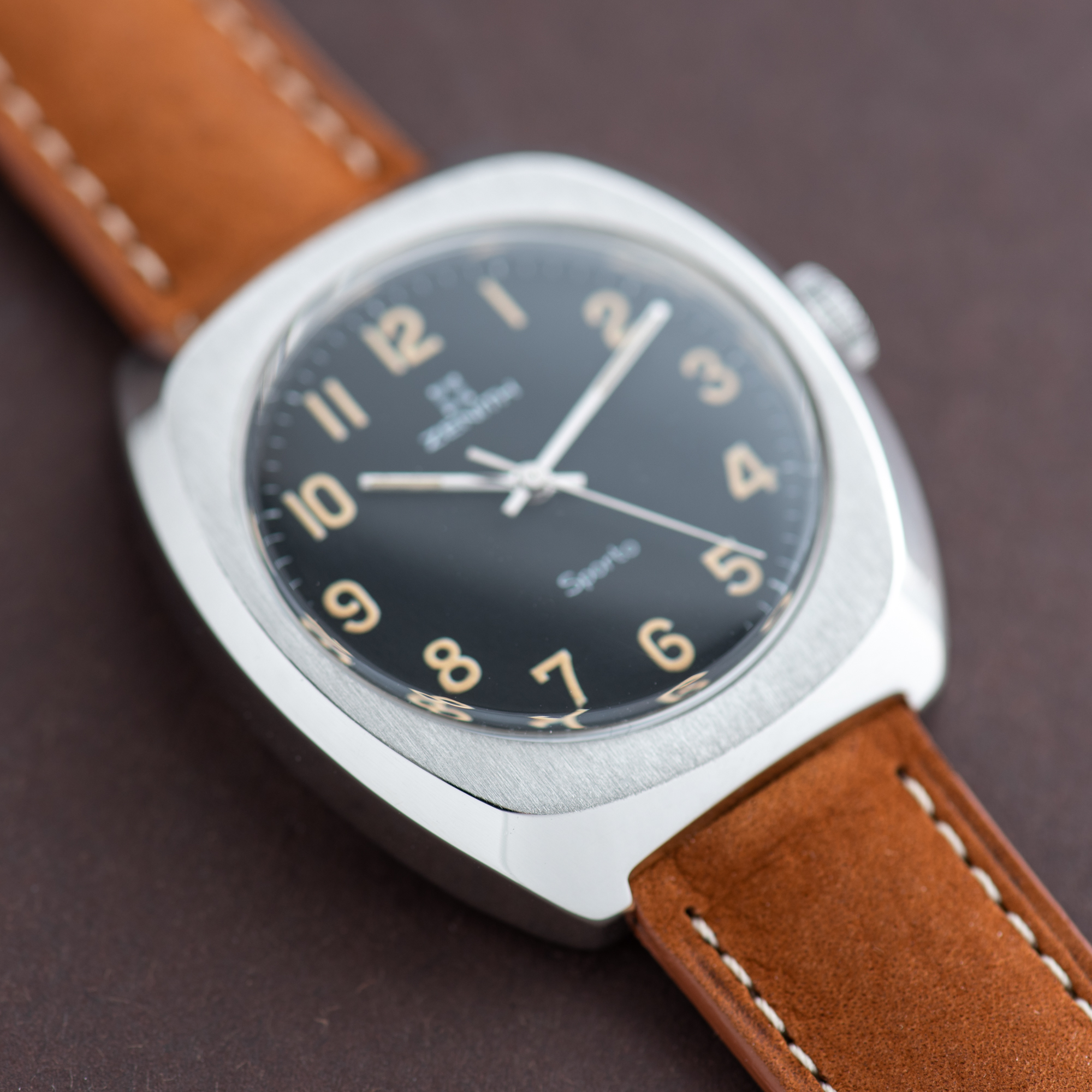 Zicht op Zenith Sporto Mat Black Tritium Dial Réf 01 1496 360