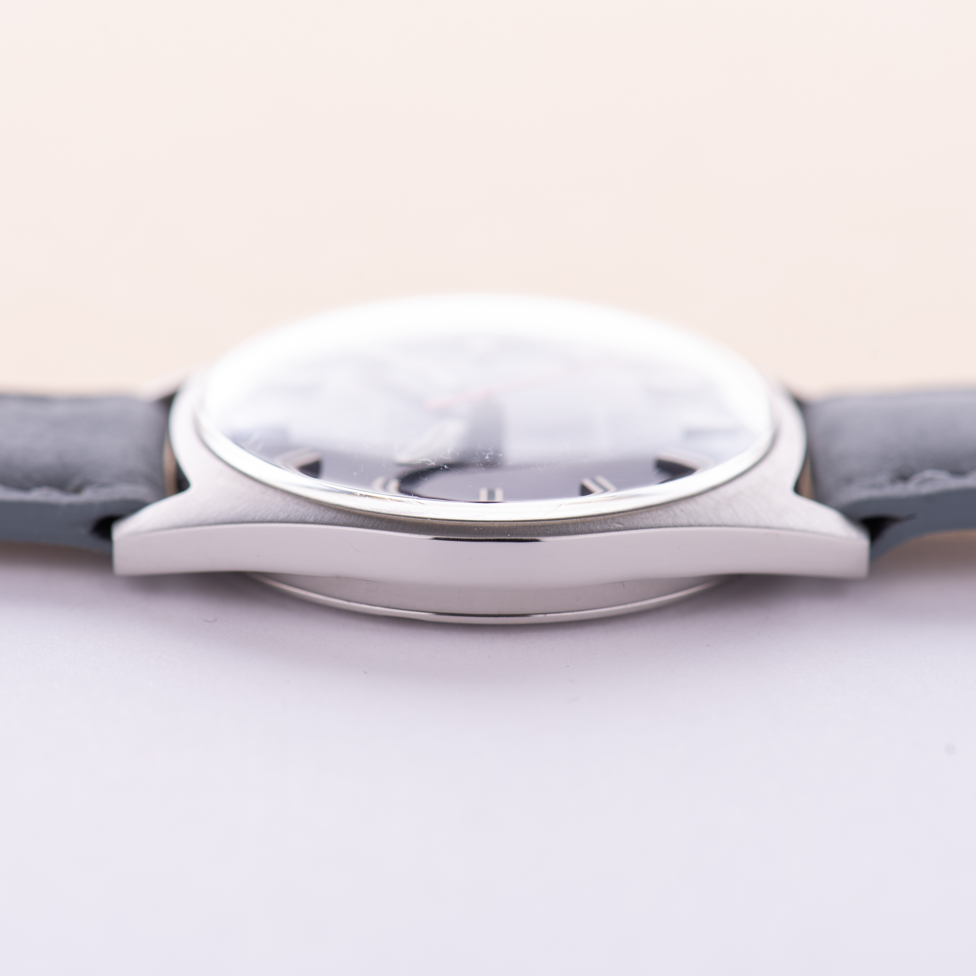 Zicht op Omega Genève blue dial Ultraman’ Réf 135.041