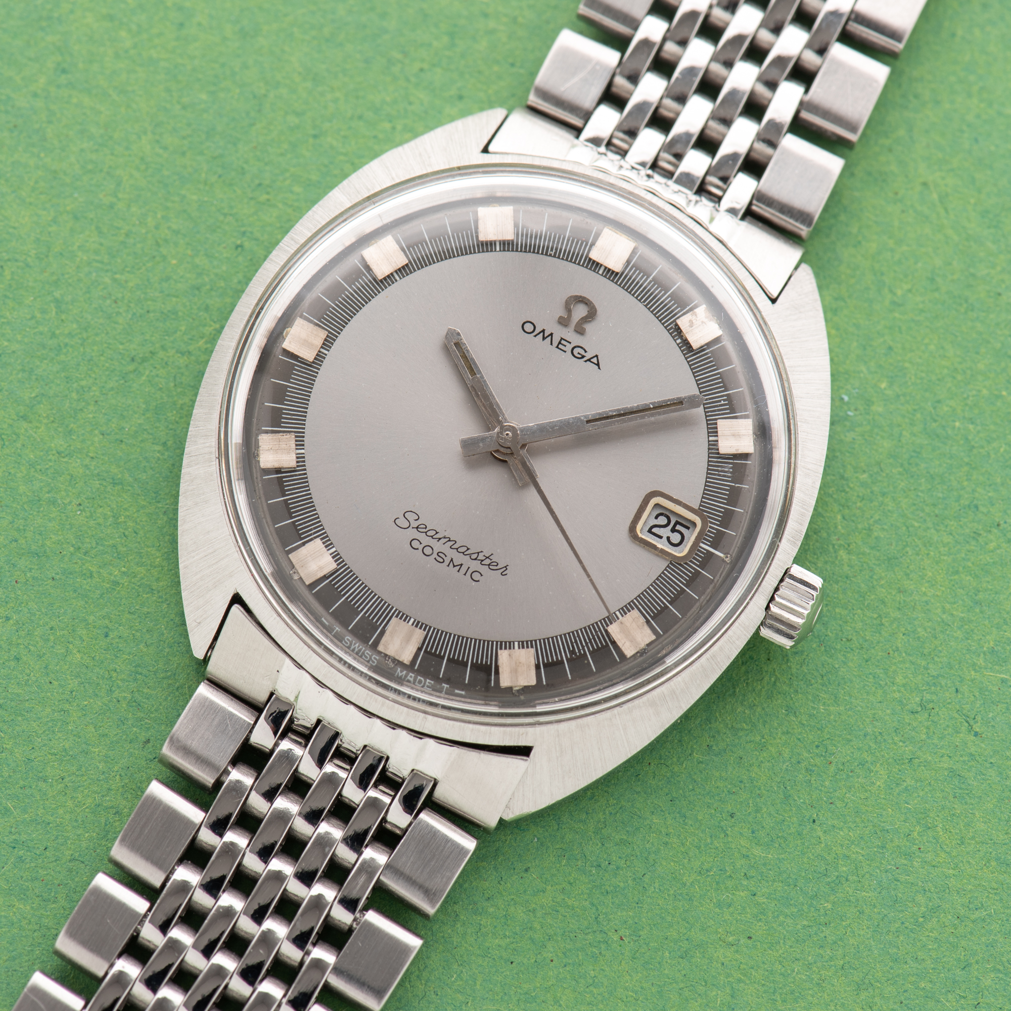 Vue de Omega Seamaster Cosmic Grey Date Beads of Rice Réf 136.017