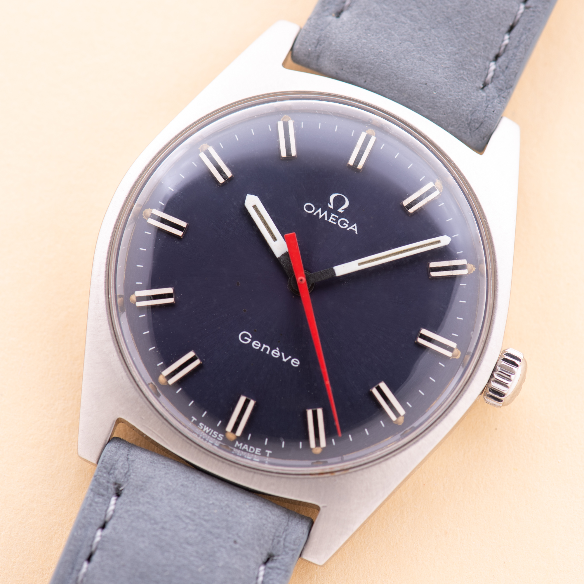 Zicht op Omega Genève blue dial Ultraman’ Réf 135.041