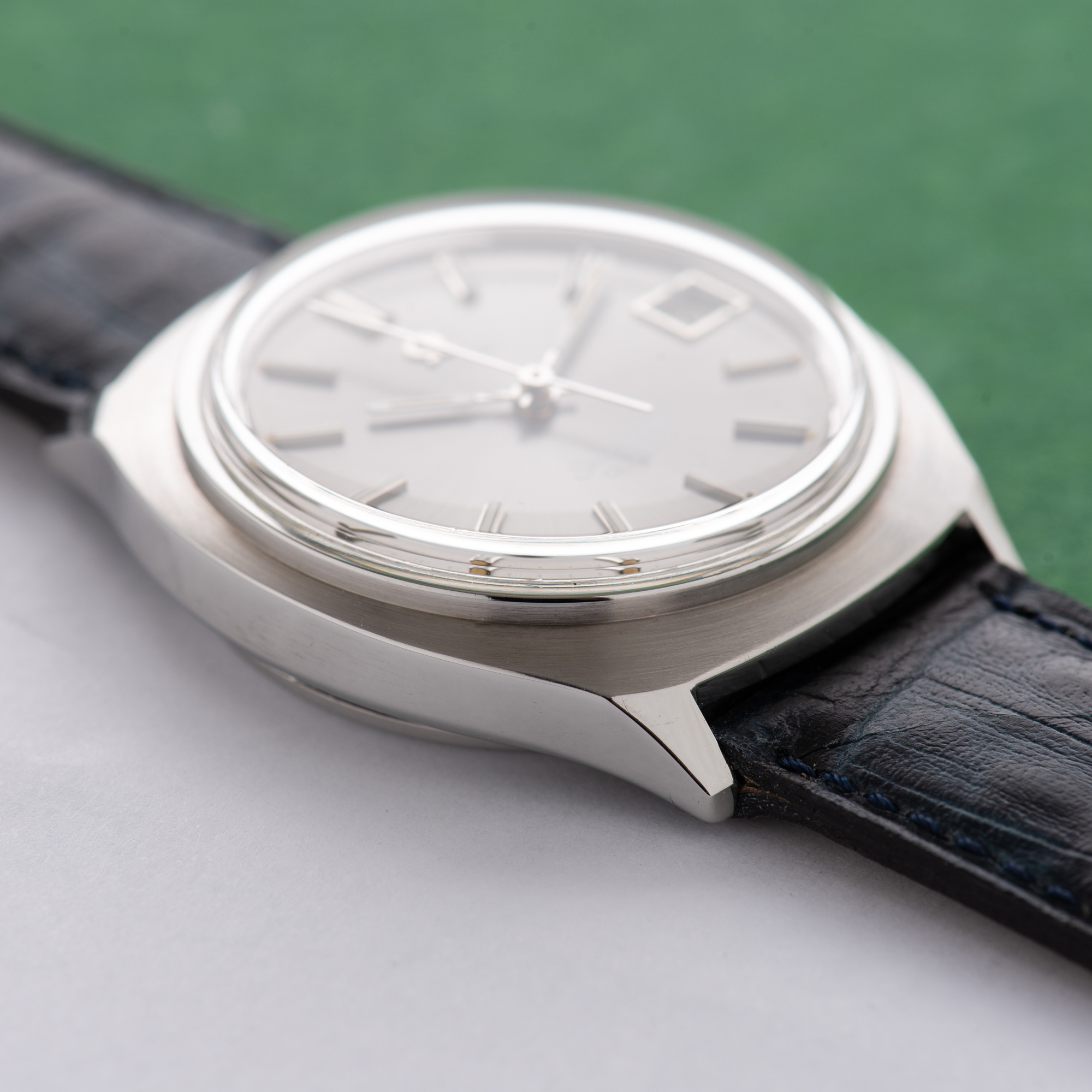 Vue de Omega Seamaster Quartz Date Grey Dial Réf 196.0072