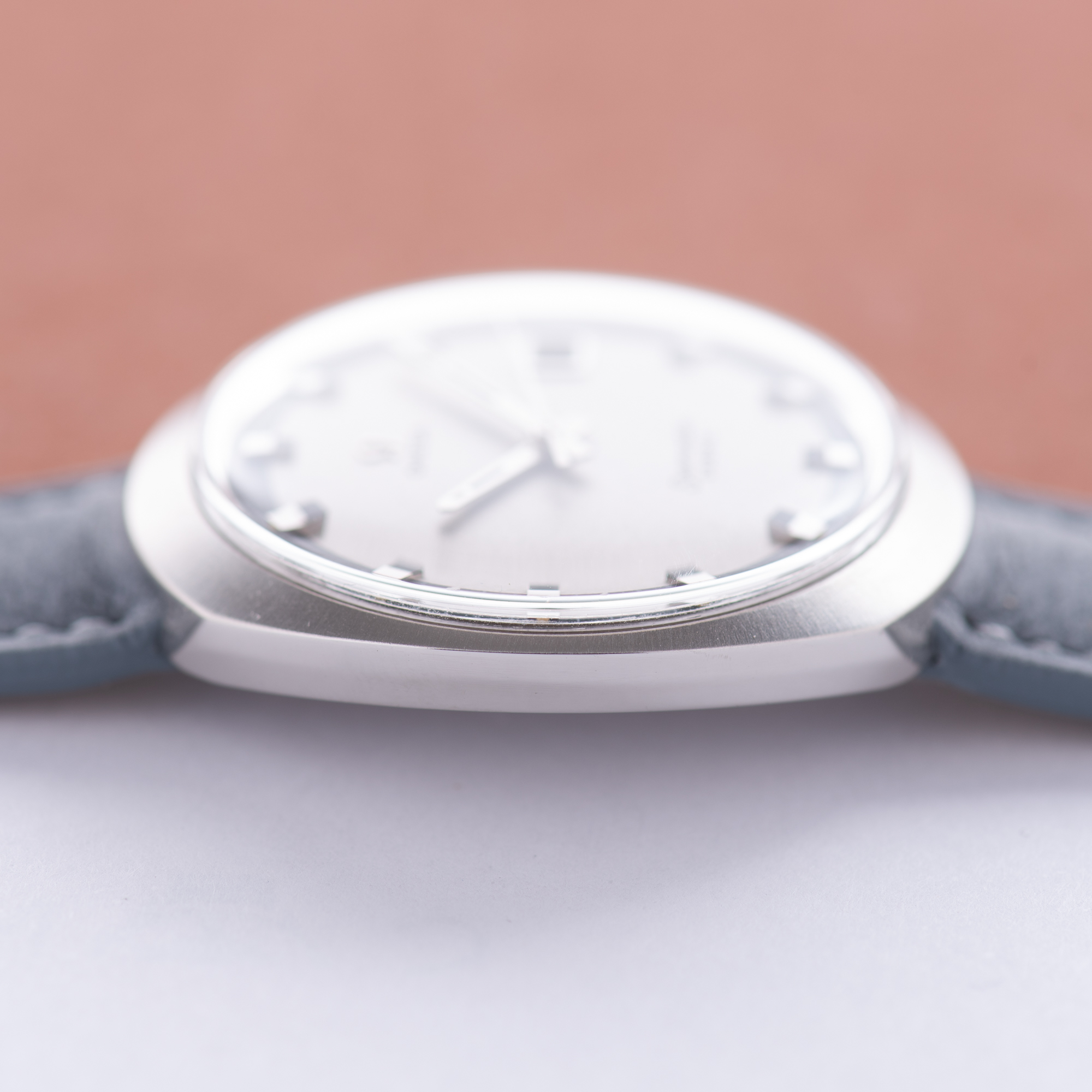 View of Omega Seamaster Cosmic Date Grey Dust Dial Réf 136.022