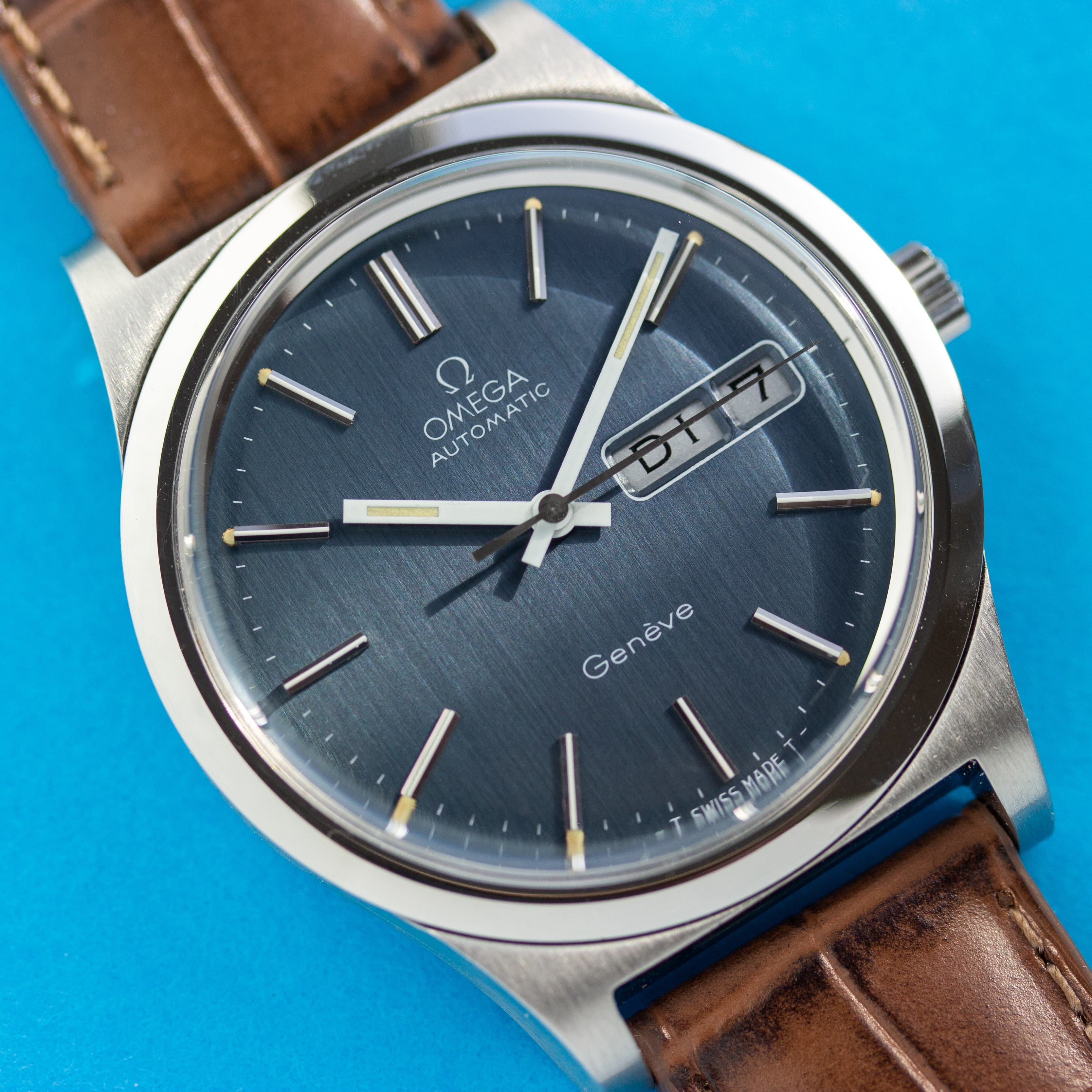 Vue de Omega Genève Automatic Blue Day Date réf 166 0169