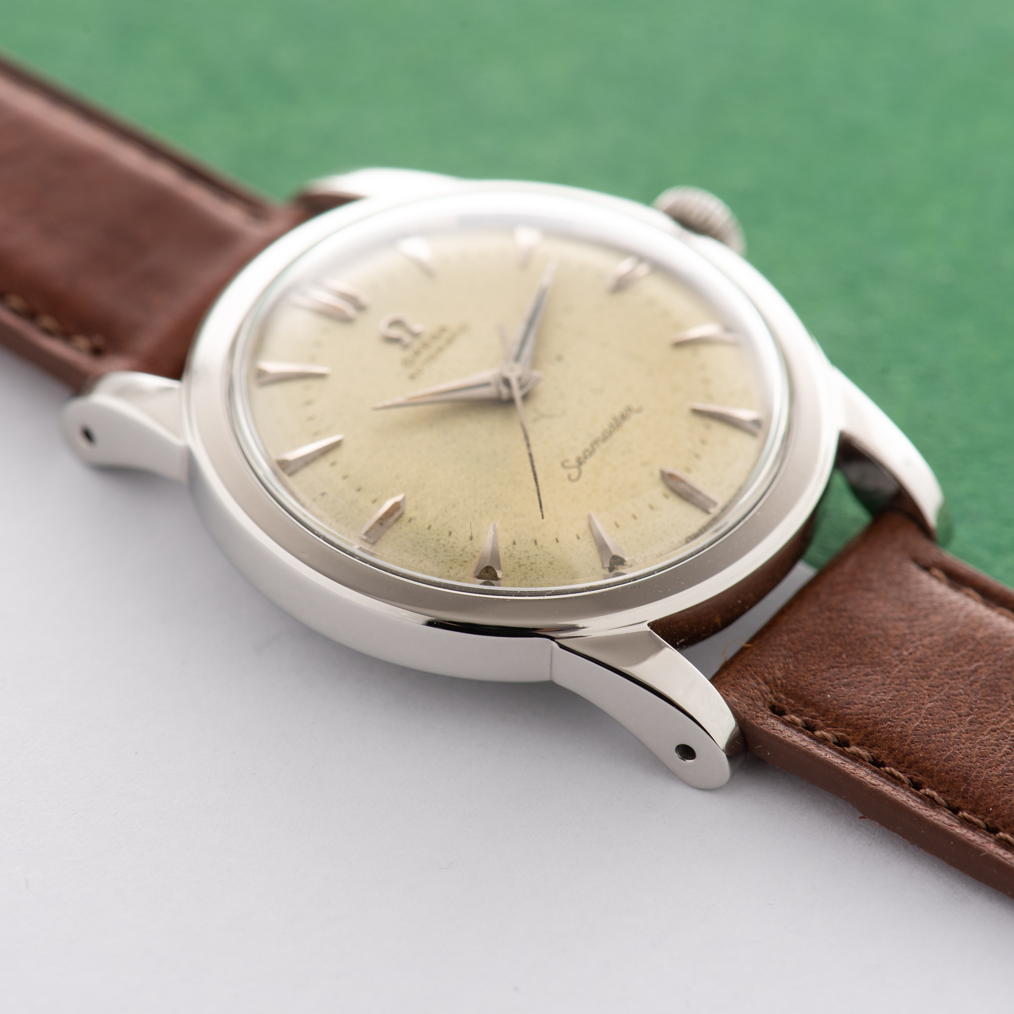 Vue de Omega Seamaster Automatic Bumper Beefy Lugs from 1951 Réf 2577