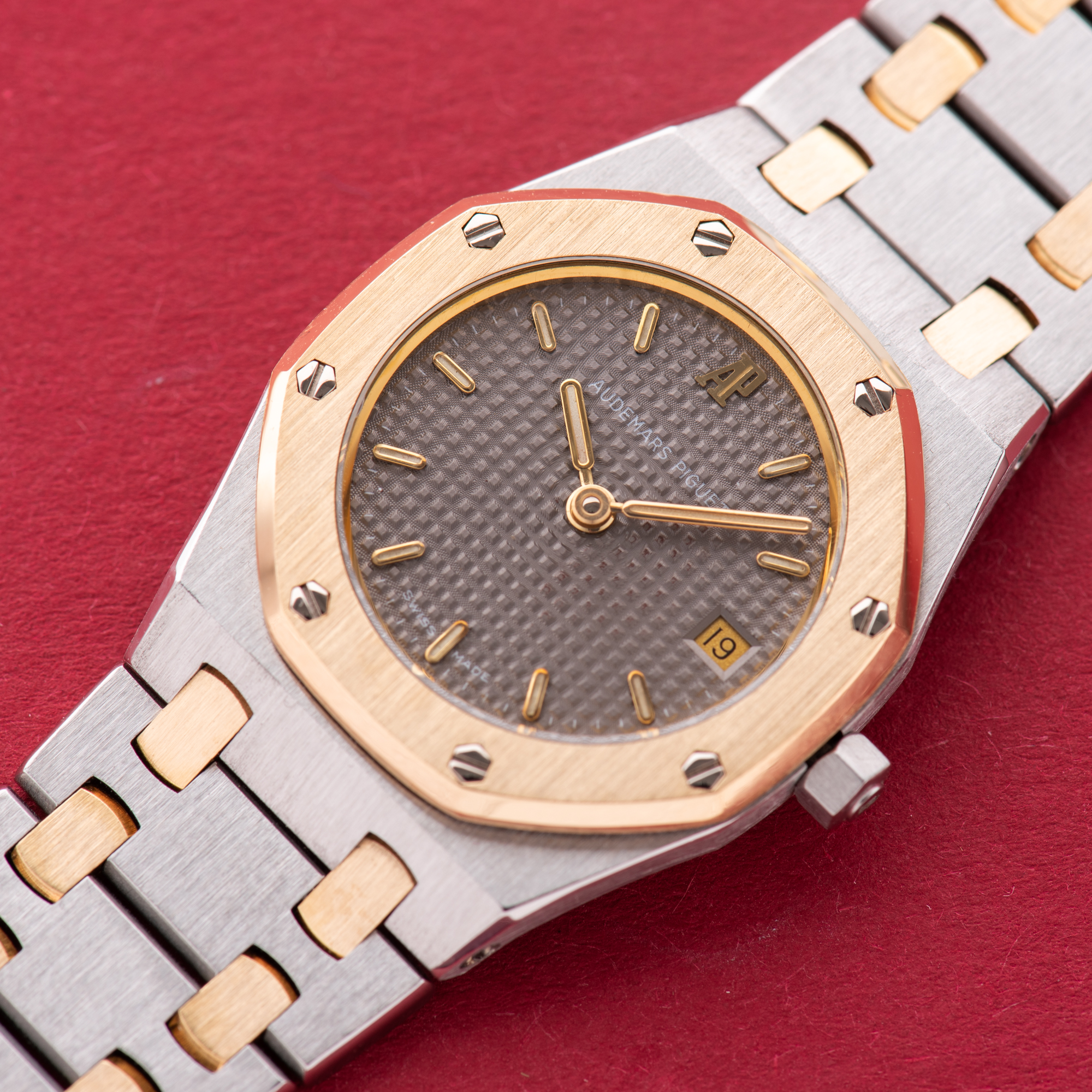 Vue de Audemars Piguet Royal Oak Lady Date 26 Gold / Steel circa 1992 Réf 66270SA