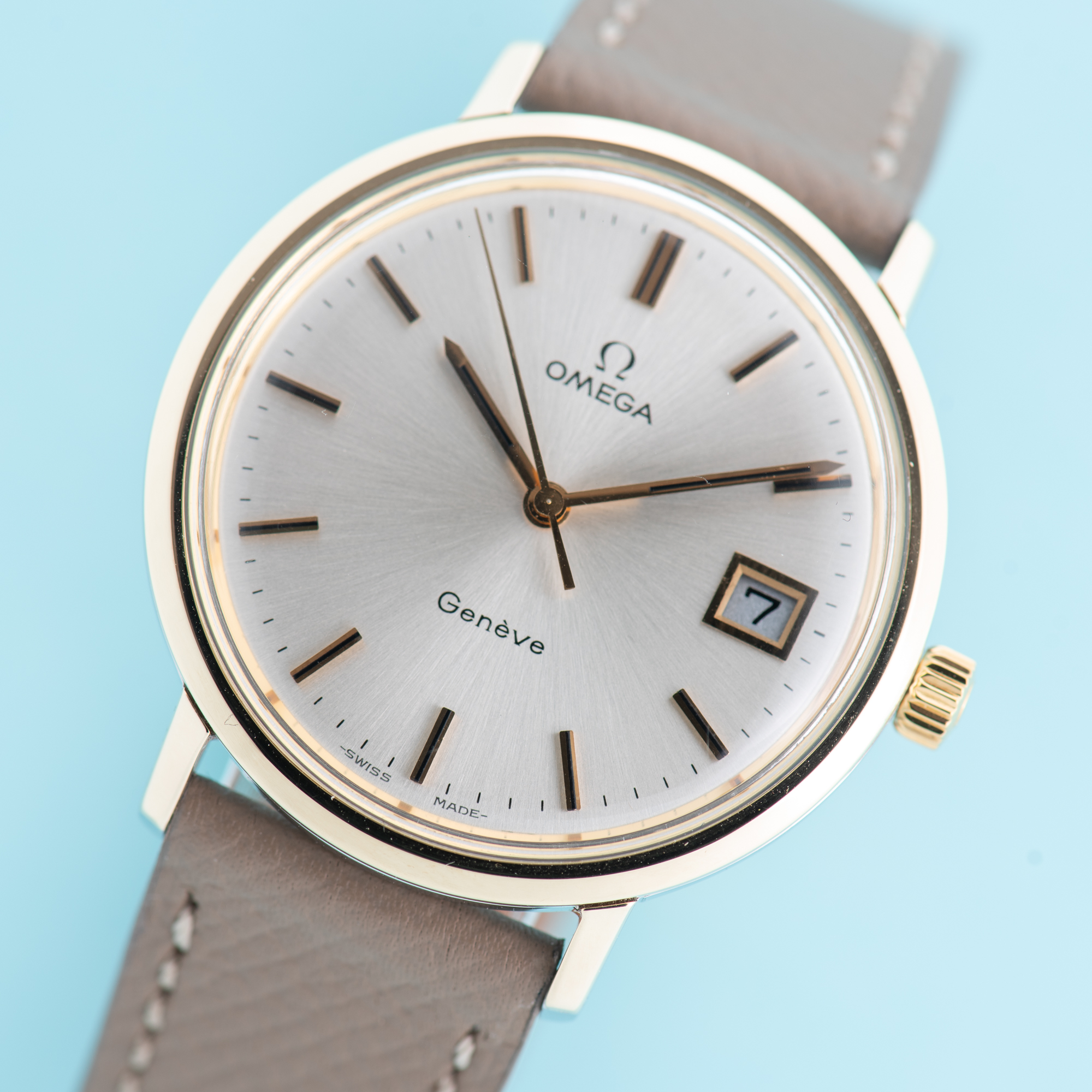 Vue de Omega Genève Date Gold Steel Rare Monoblock Réf 136.9020