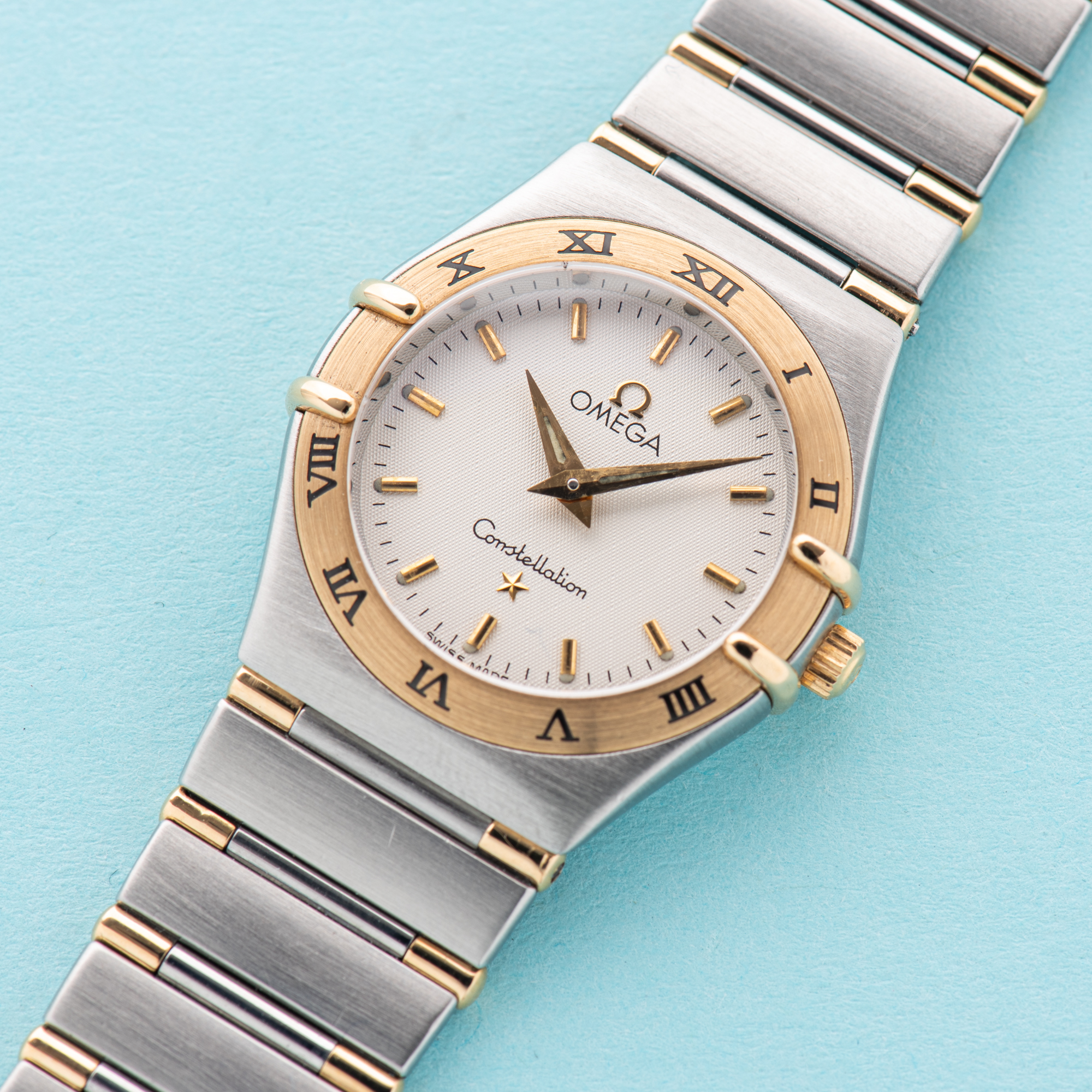 Vue de Omega Constellation Half Gold Bar 18K Lady Quartz Réf 795.1203