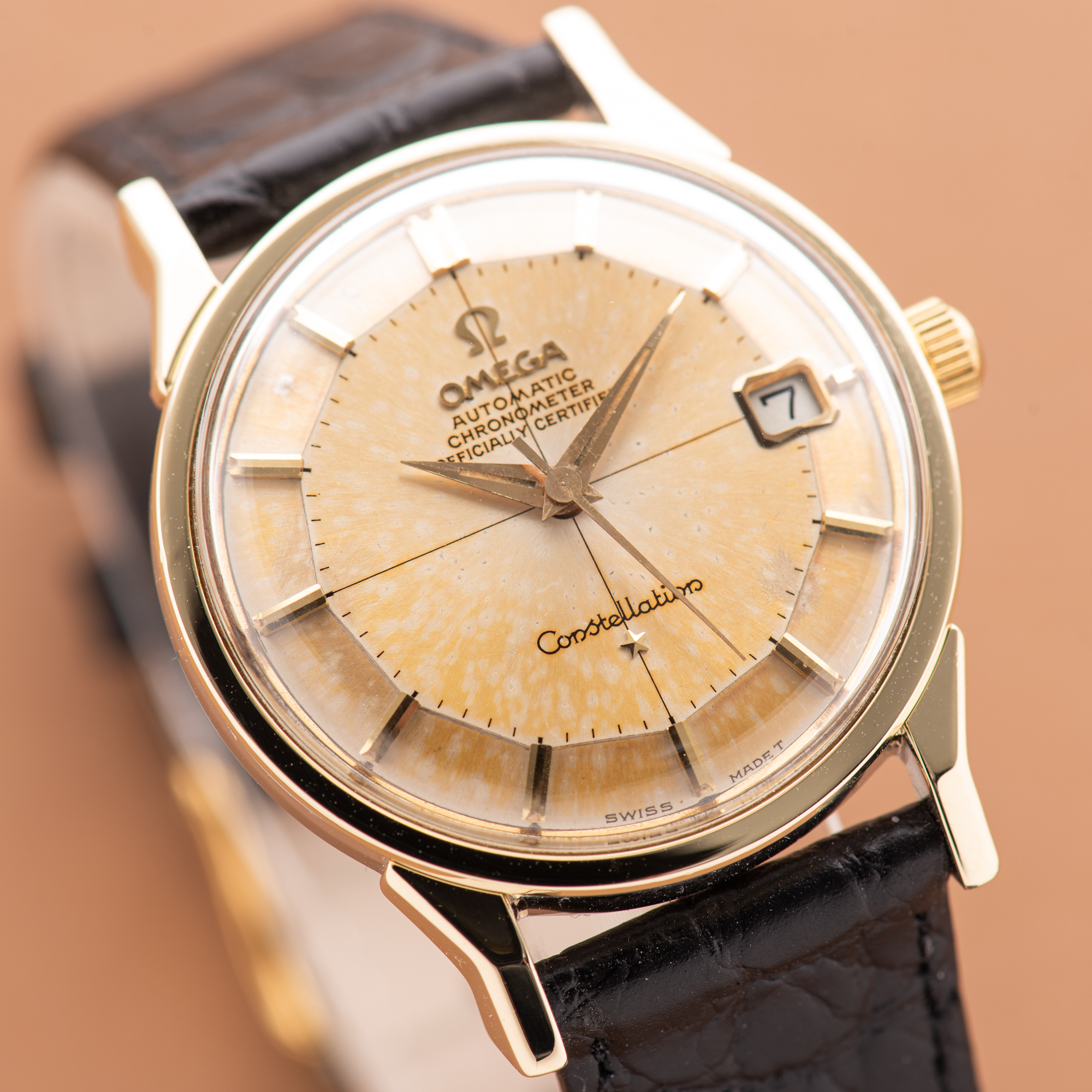 Zicht op Omega Constellation Calendar Pie Pan Patina Dog Leg Automatic 1966 Ref 168.005