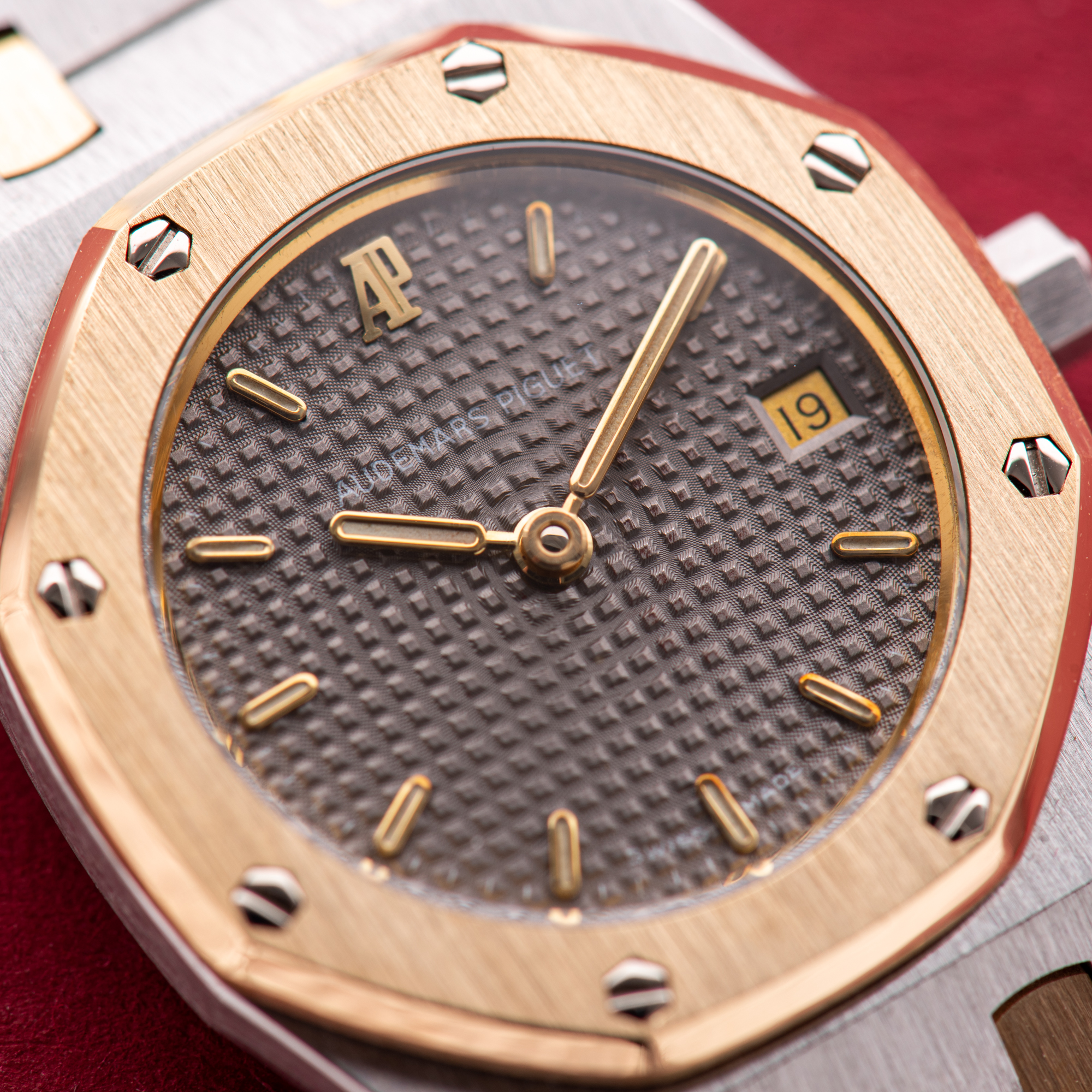 Vue de Audemars Piguet Royal Oak Lady Date 26 Gold / Steel circa 1992 Réf 66270SA