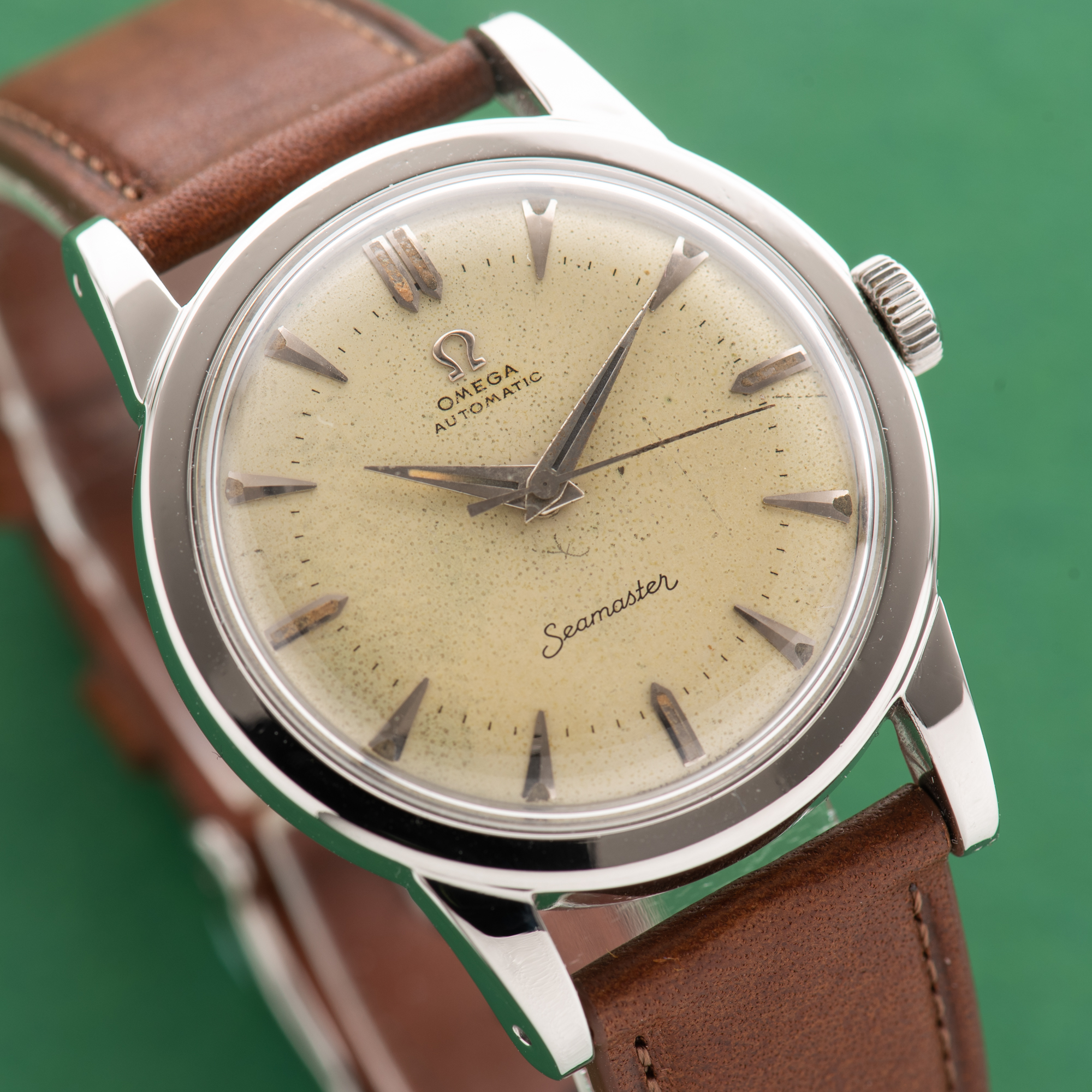 Vue de Omega Seamaster Automatic Bumper Beefy Lugs from 1951 Réf 2577