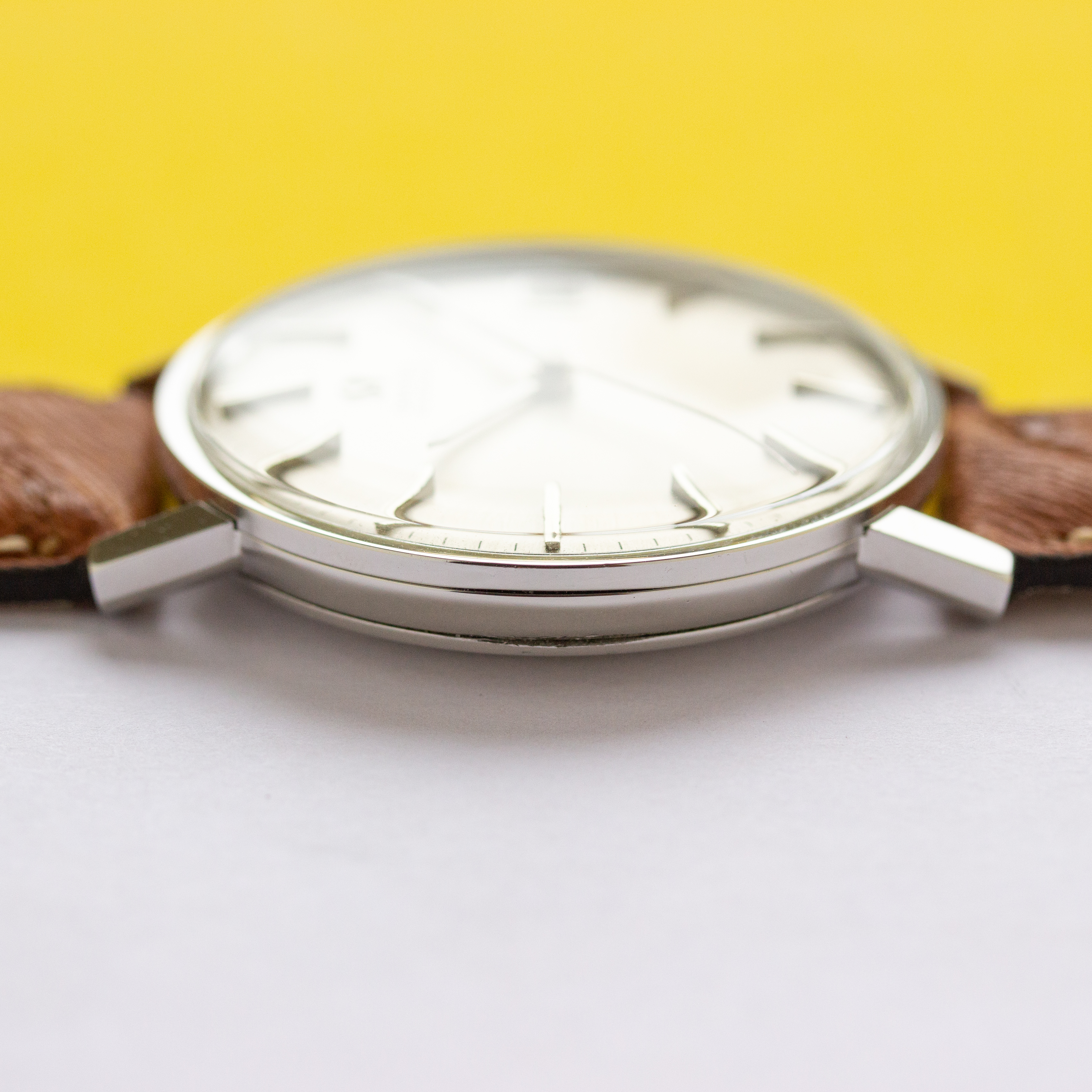 Vue de Omega Automatic Date Dress réf 162.009 From 1965