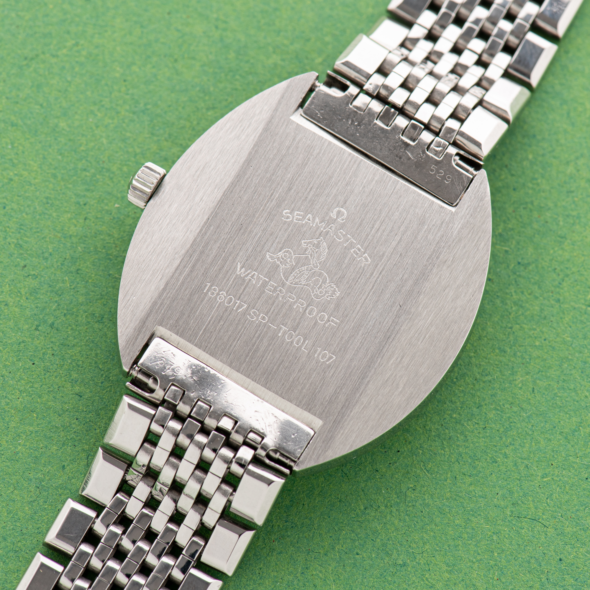 Vue de Omega Seamaster Cosmic Grey Date Beads of Rice Réf 136.017