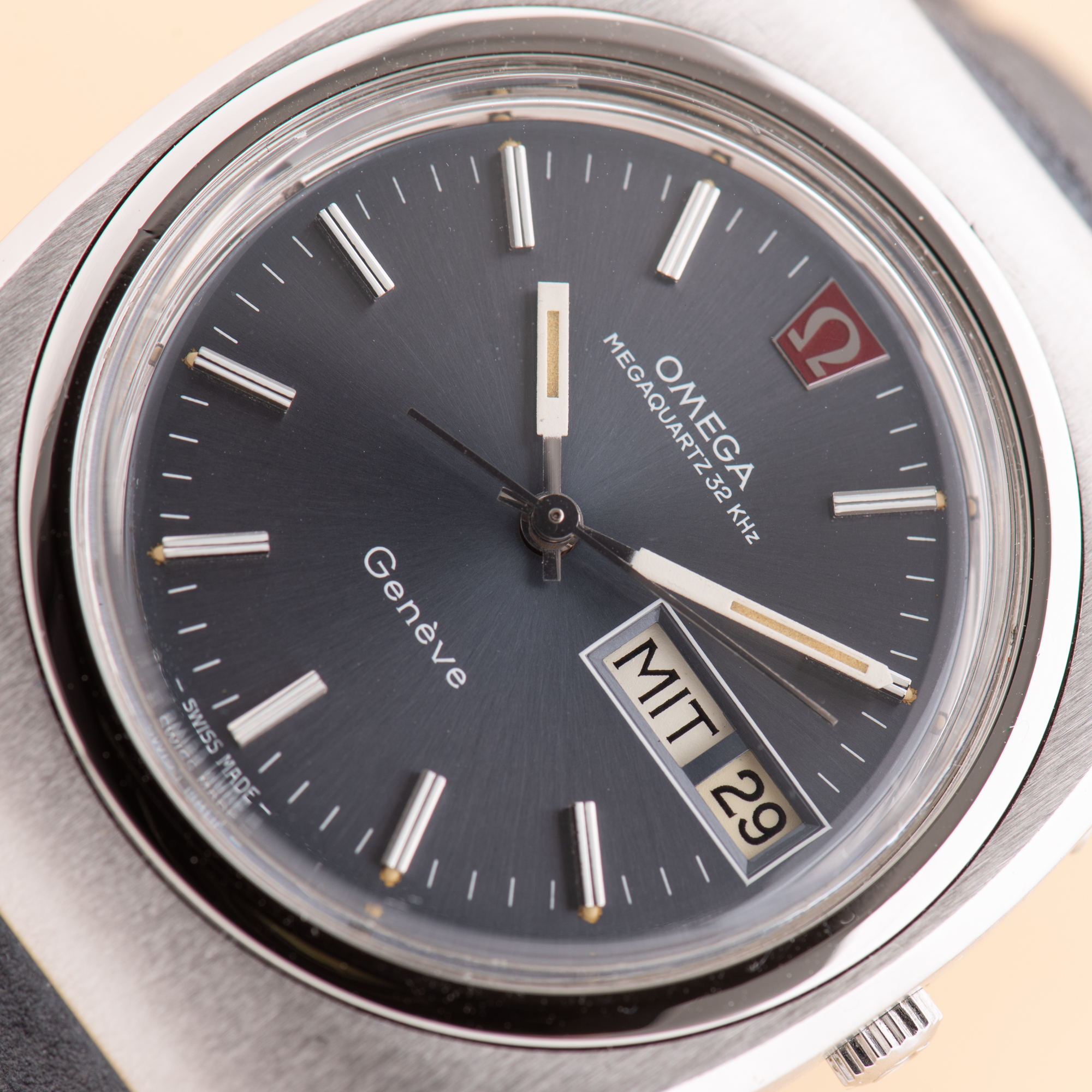Zicht op Omega Genève Megaquartz 32 KHz Blue Day Date from 1973 Réf 196.0030