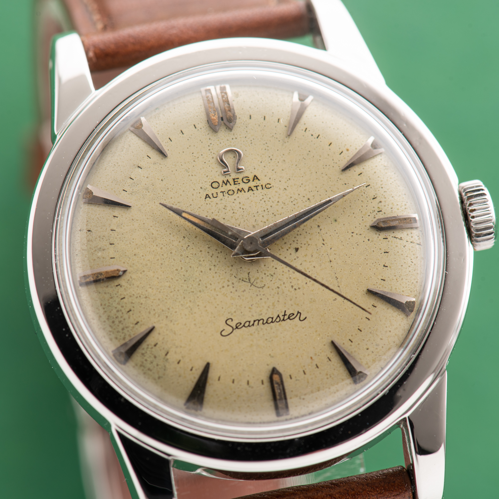 Vue de Omega Seamaster Automatic Bumper Beefy Lugs from 1951 Réf 2577