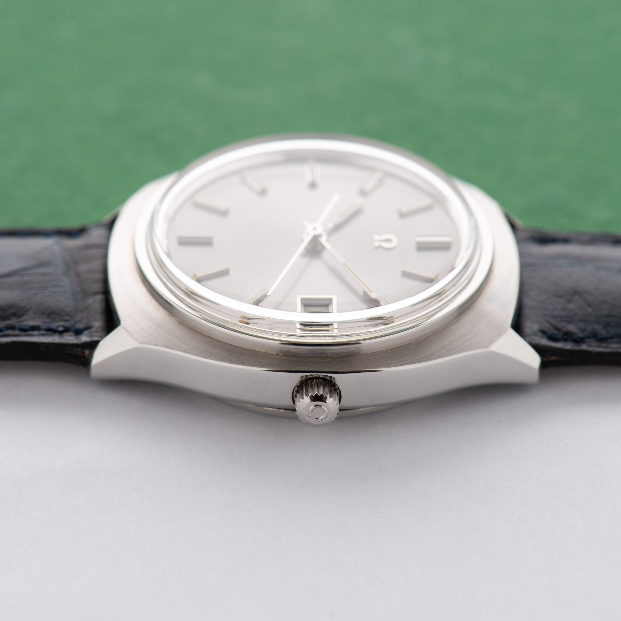 Vue de Omega Seamaster Quartz Date Grey Dial Réf 196.0072