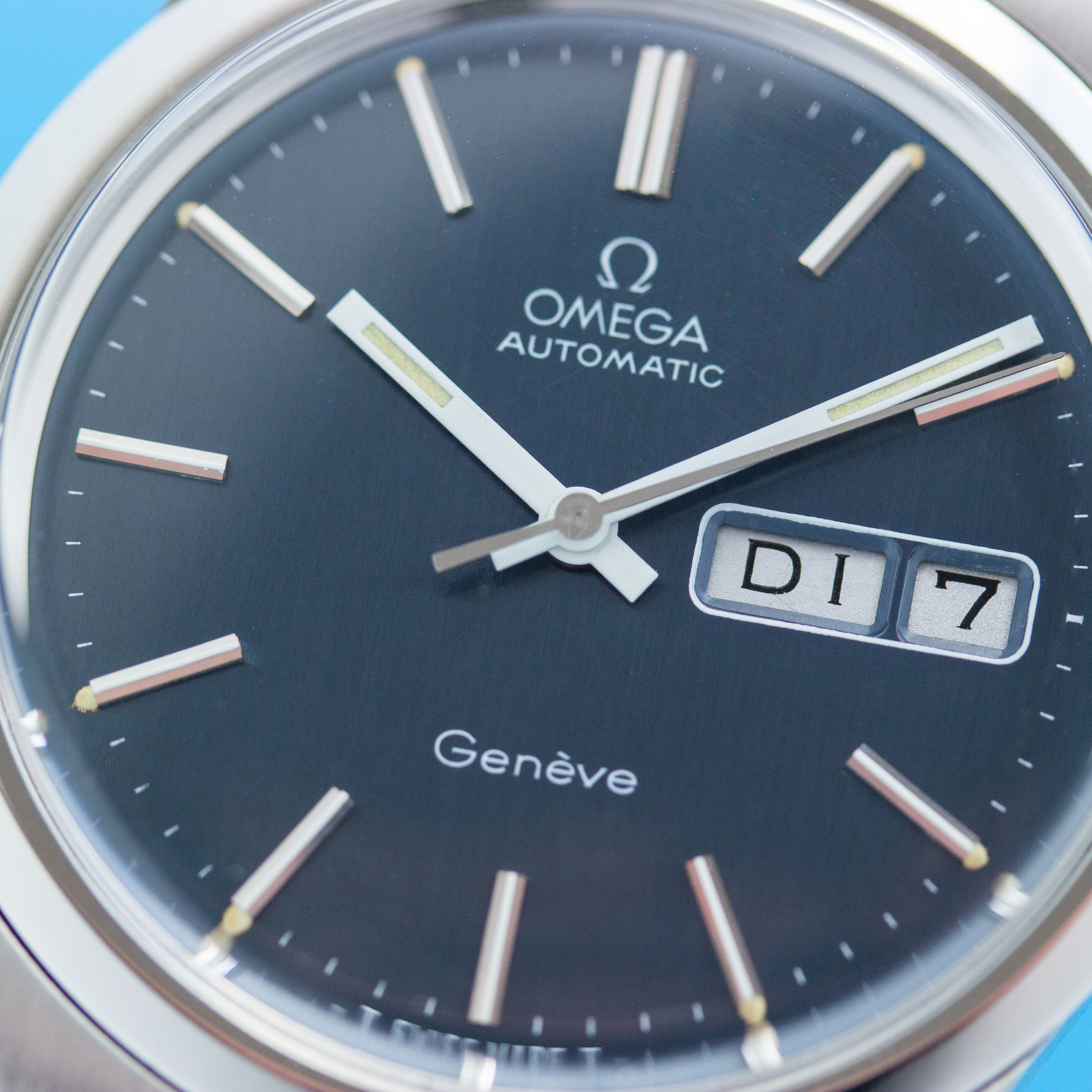 Vue de Omega Genève Automatic Blue Day Date réf 166 0169