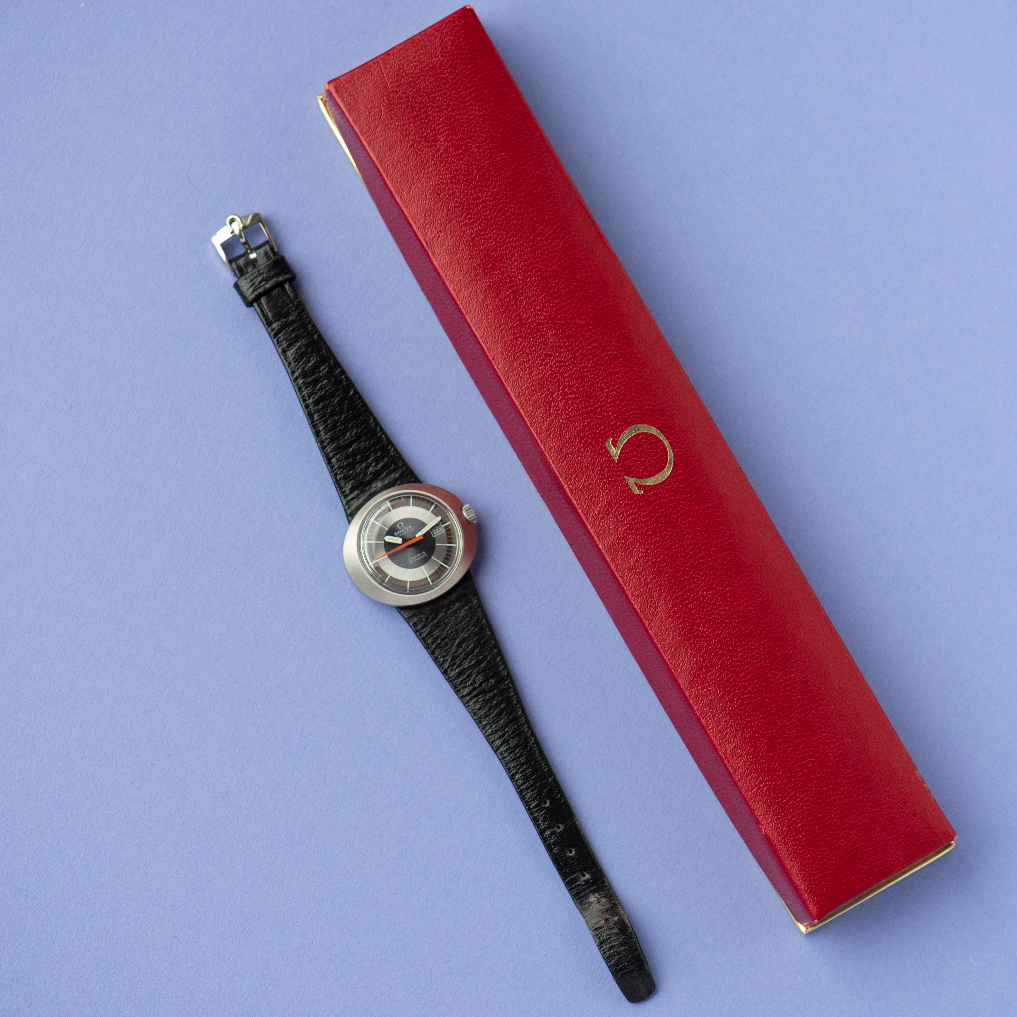 Zicht op Omega Genève Dynamic Date Blue Réf 566.015