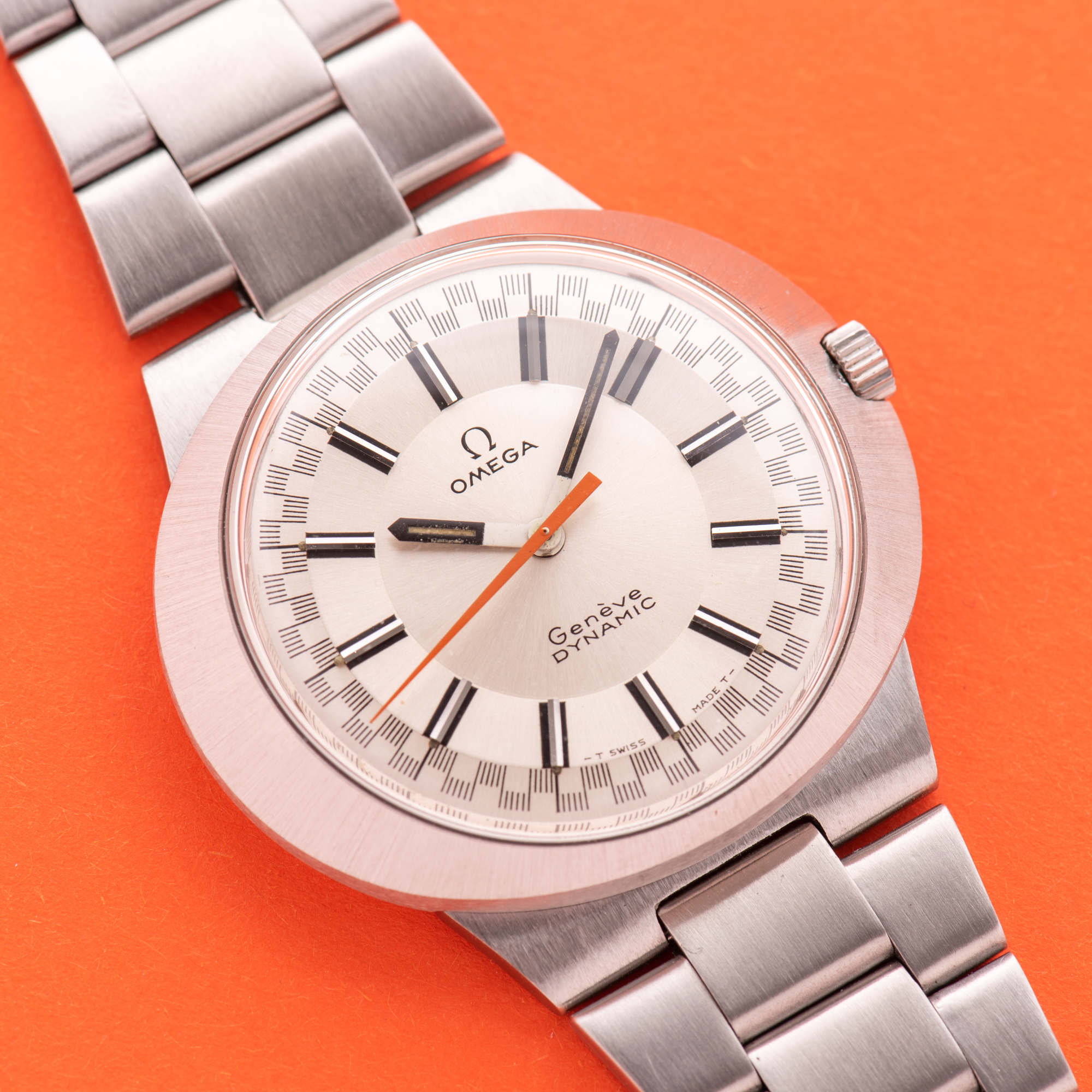 Vue de Omega Genève Dynamic Racing White Dial Réf 135.033