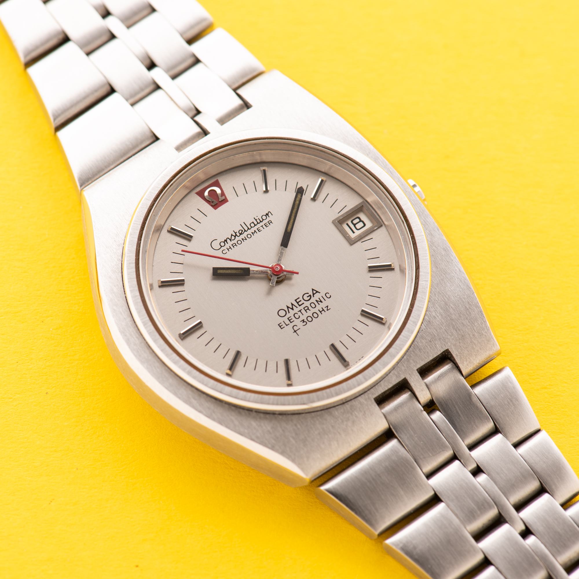 Zicht op Omega Constellation Electronic F300Hz D Shape from 1970 Ref 198.004