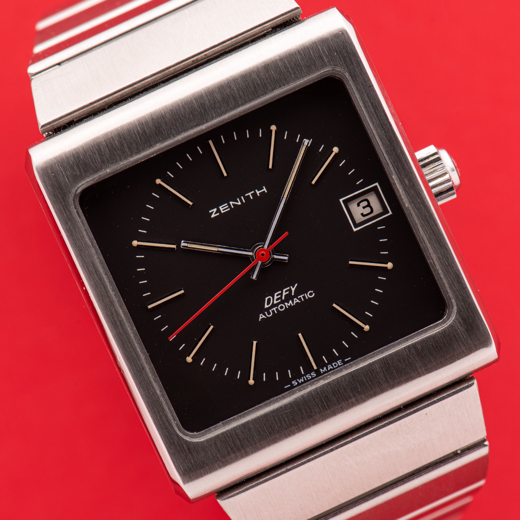 Vue de Zenith Defy Surf Automatic Square 'TV Box' Case Black Dial Réf 02.0440.456-460