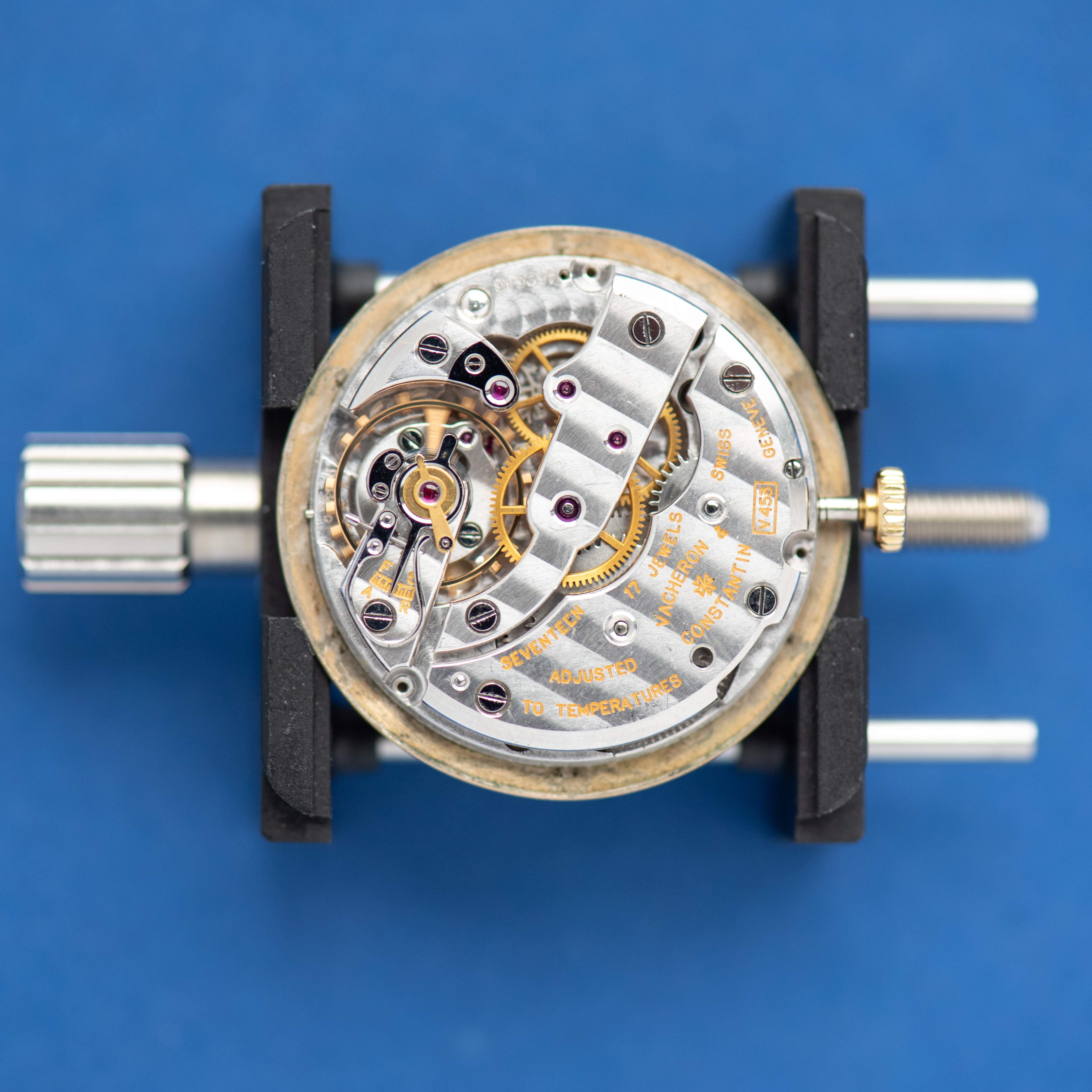 Vue de Vacheron Constantin Oversize Dress Watch Fancy Shell Teardrop Lugs Réf 4322 18K