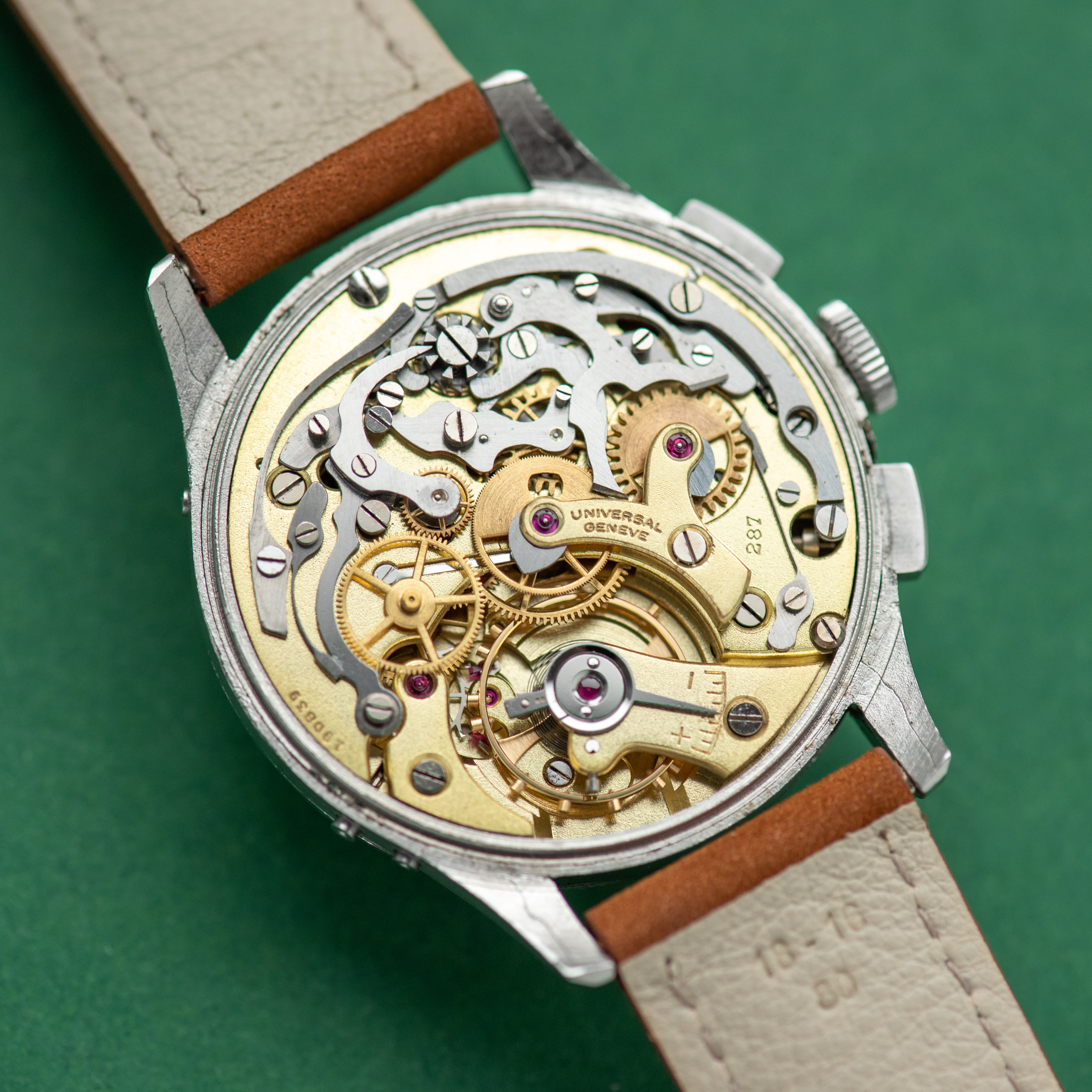 Vue de Universal Genève Tricompax Steel Chronograph Full Annual Calendar Moonphase 1946