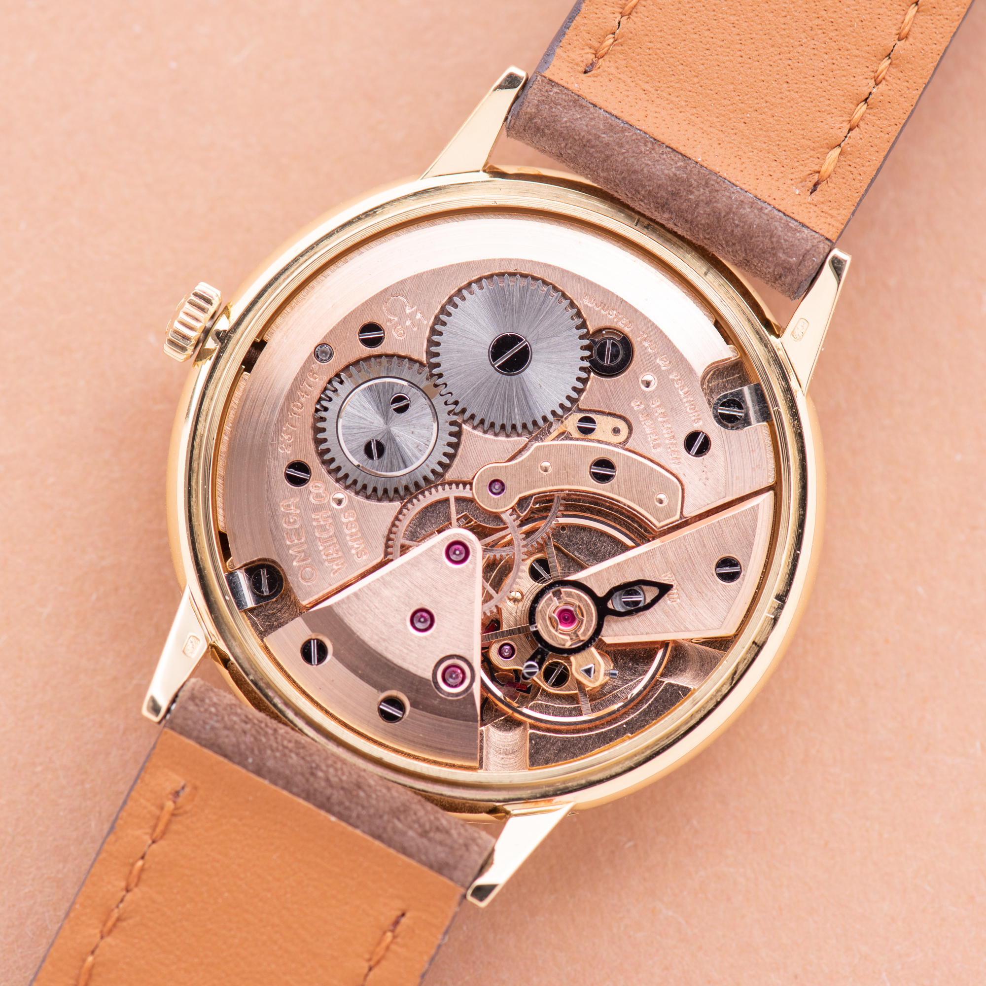 Vue de Omega Dress Watch Date 18K Yellow Gold from 1966 Réf 132.041