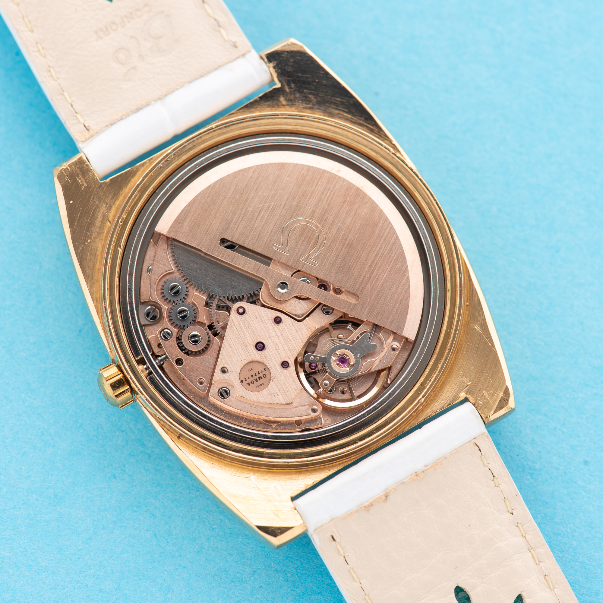 Vue de Omega Genève Automatic Date Champagne TV Case From 1973 Réf 166.0190