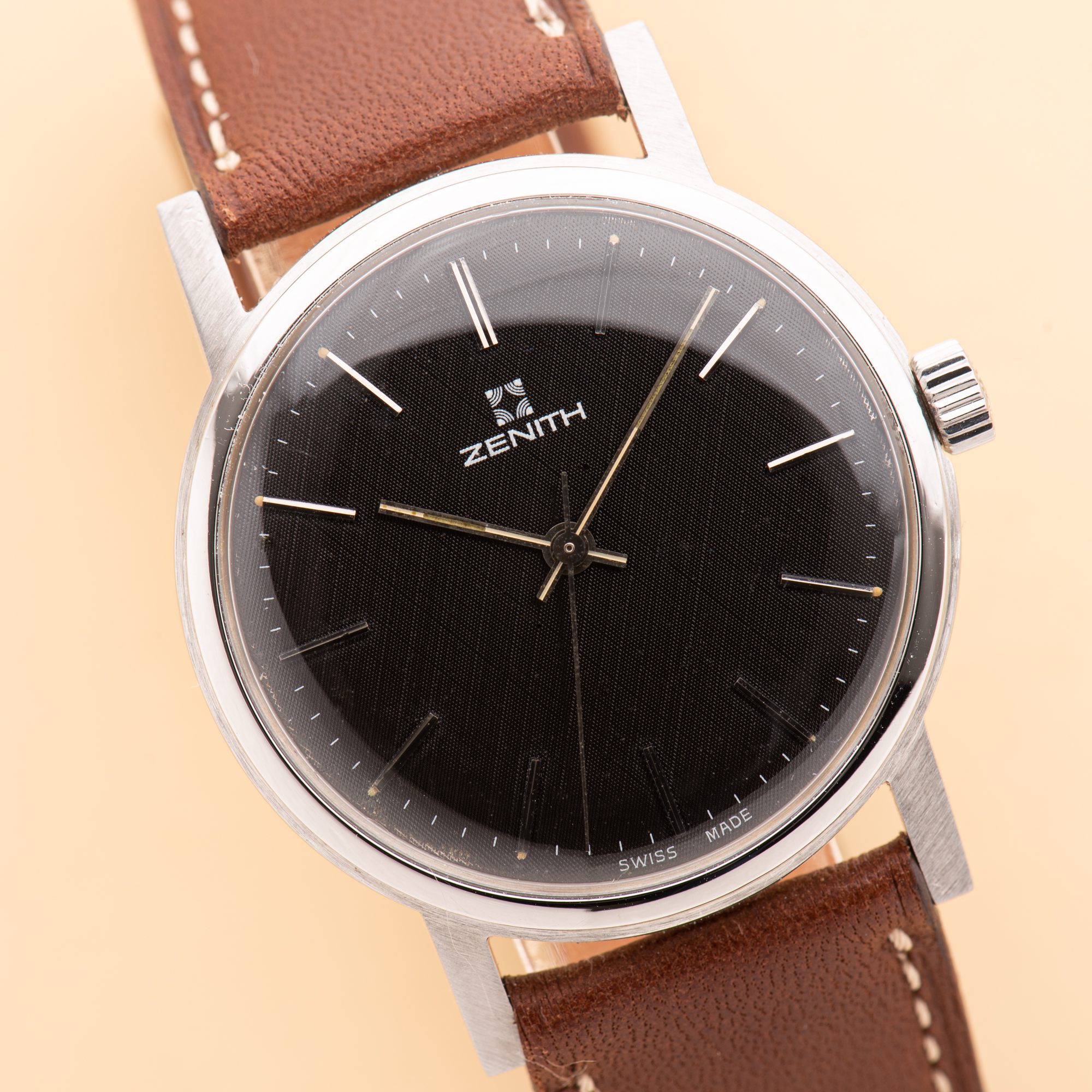 Vue de Zenith Surf Dress Watch Centre Seconds Black linnen dial Textured Réf 01.1620.36