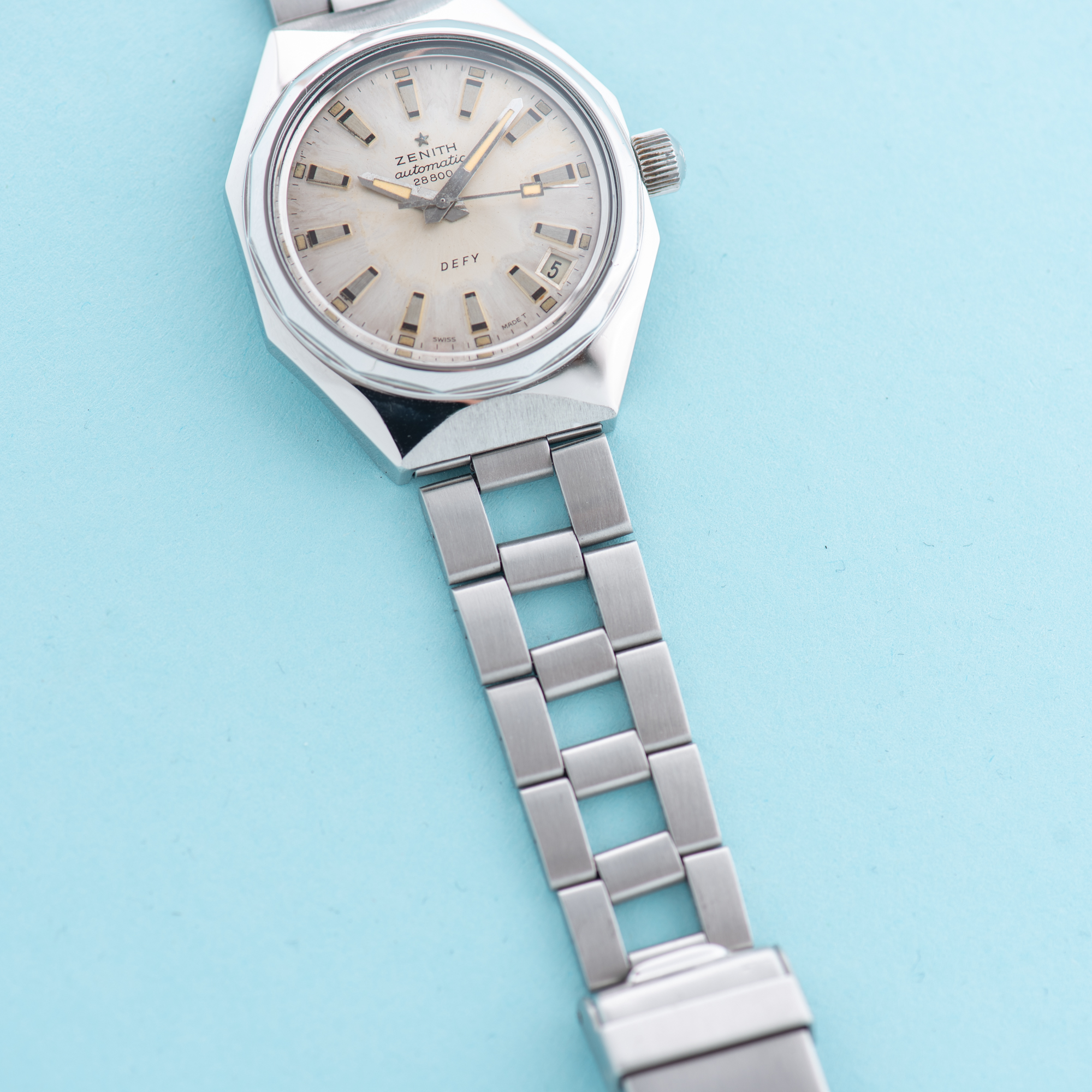 Zicht op Zenith Defy Automatic 28800 Cassaforte del Tempo Ref 01 0902 290
