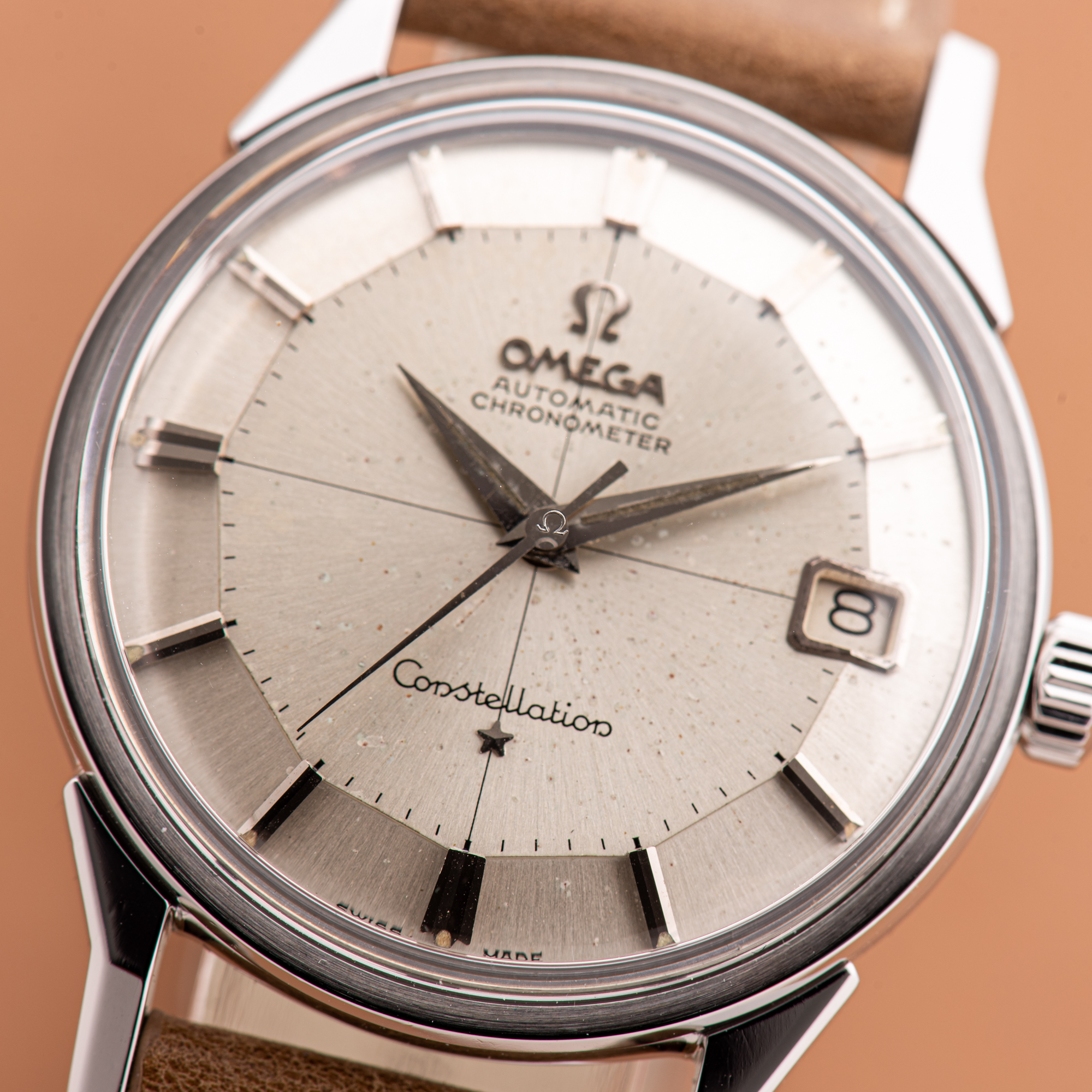 Zicht op Omega Constellation Calendar Pie Pan Patina Crosshair Hondenpoot Automatic 1962 Ref