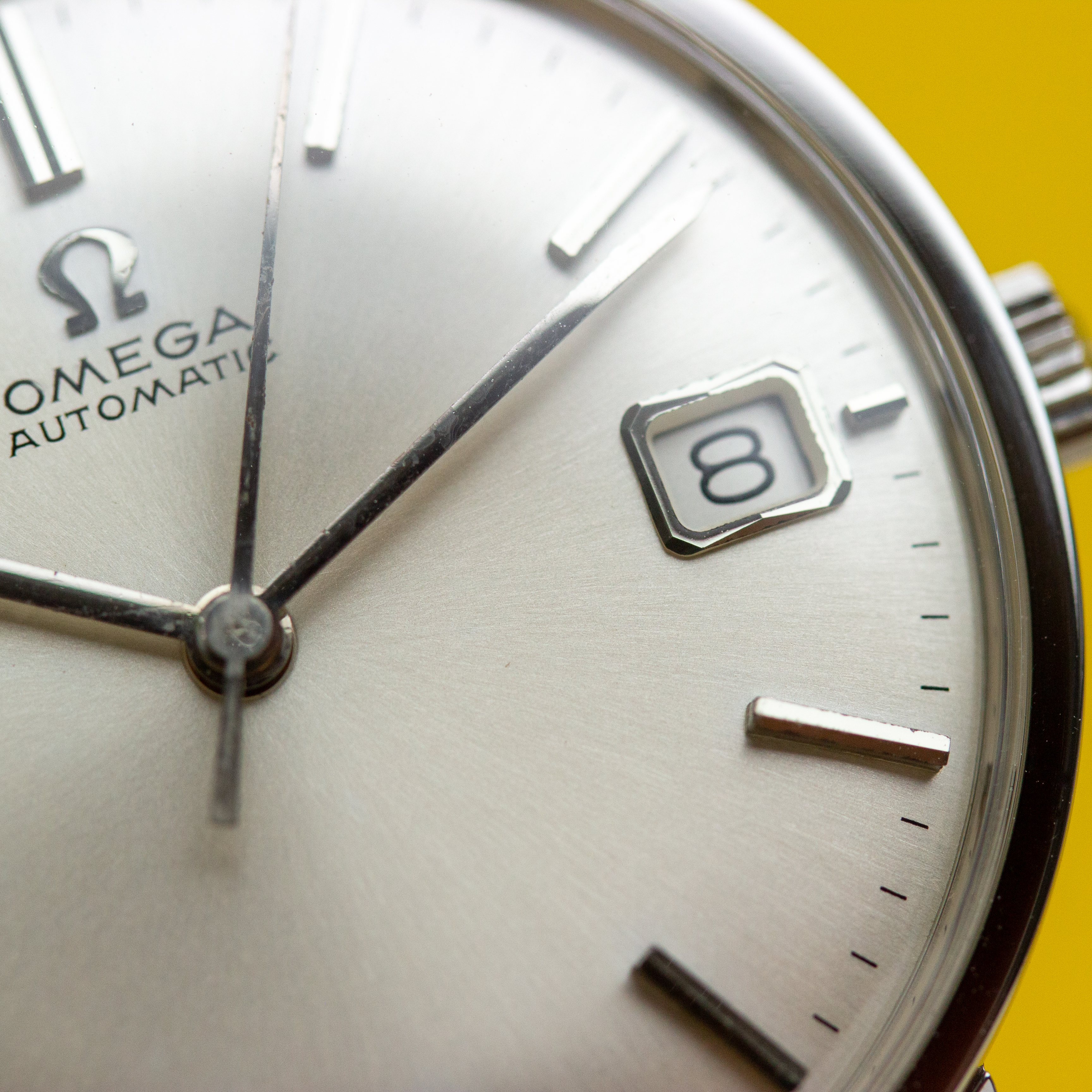 Vue de Omega Automatic Date Dress réf 162.009 From 1965