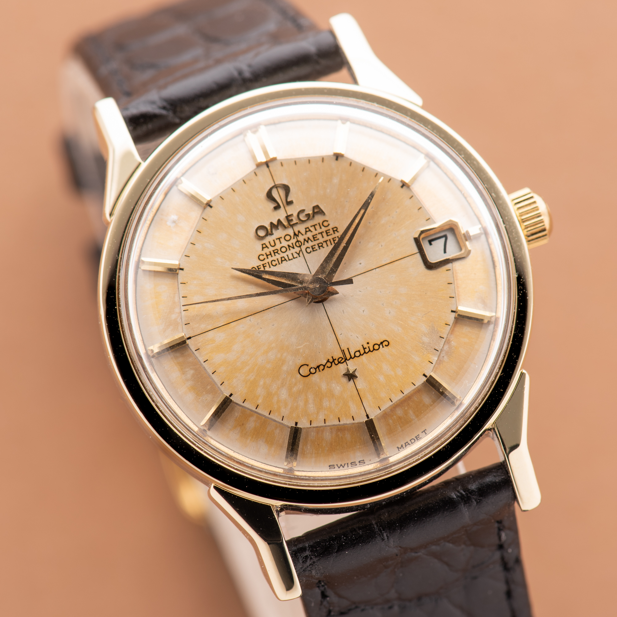 Zicht op Omega Constellation Calendar Pie Pan Patina Dog Leg Automatic 1966 Ref 168.005
