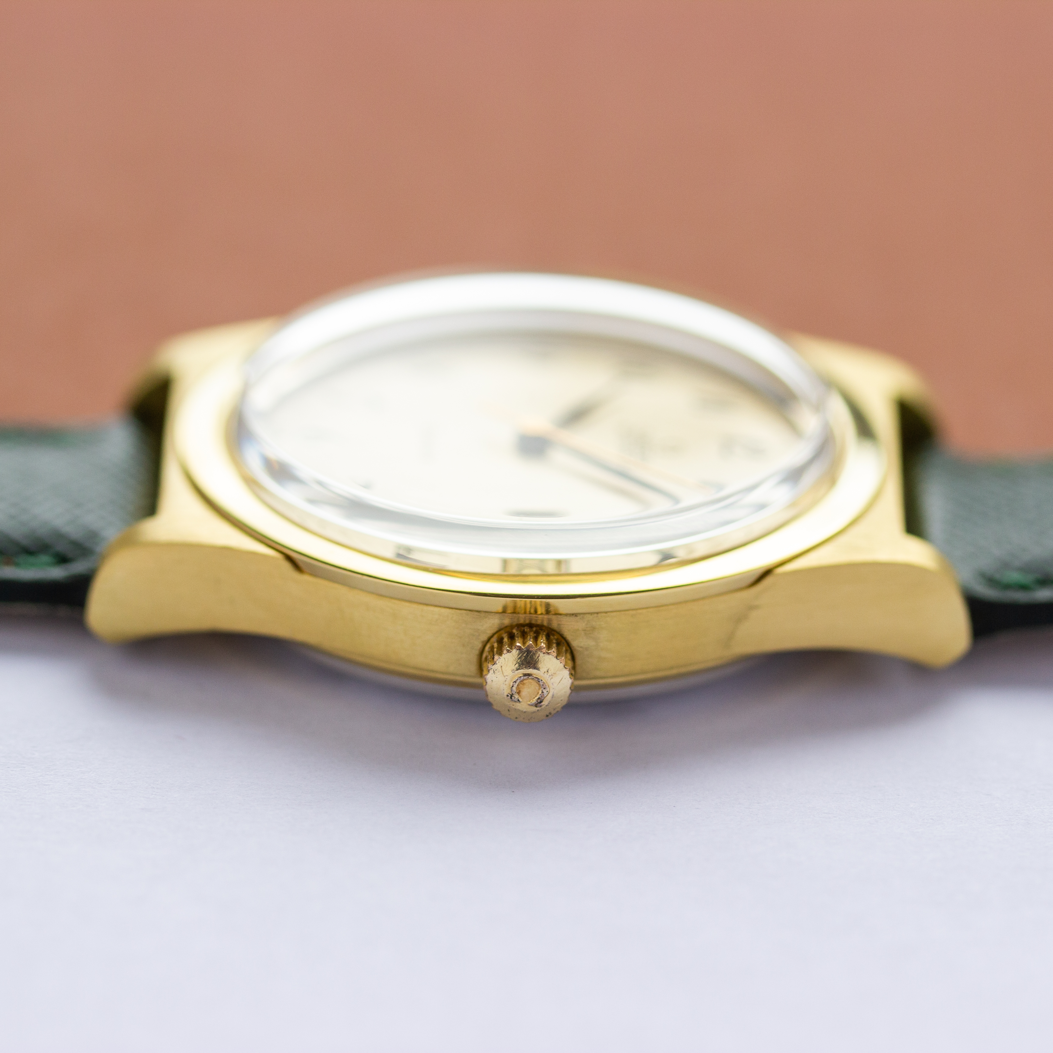 Zicht op Omega Genève Automatic Date Bréguet dial Ref 166.068 uit 1973