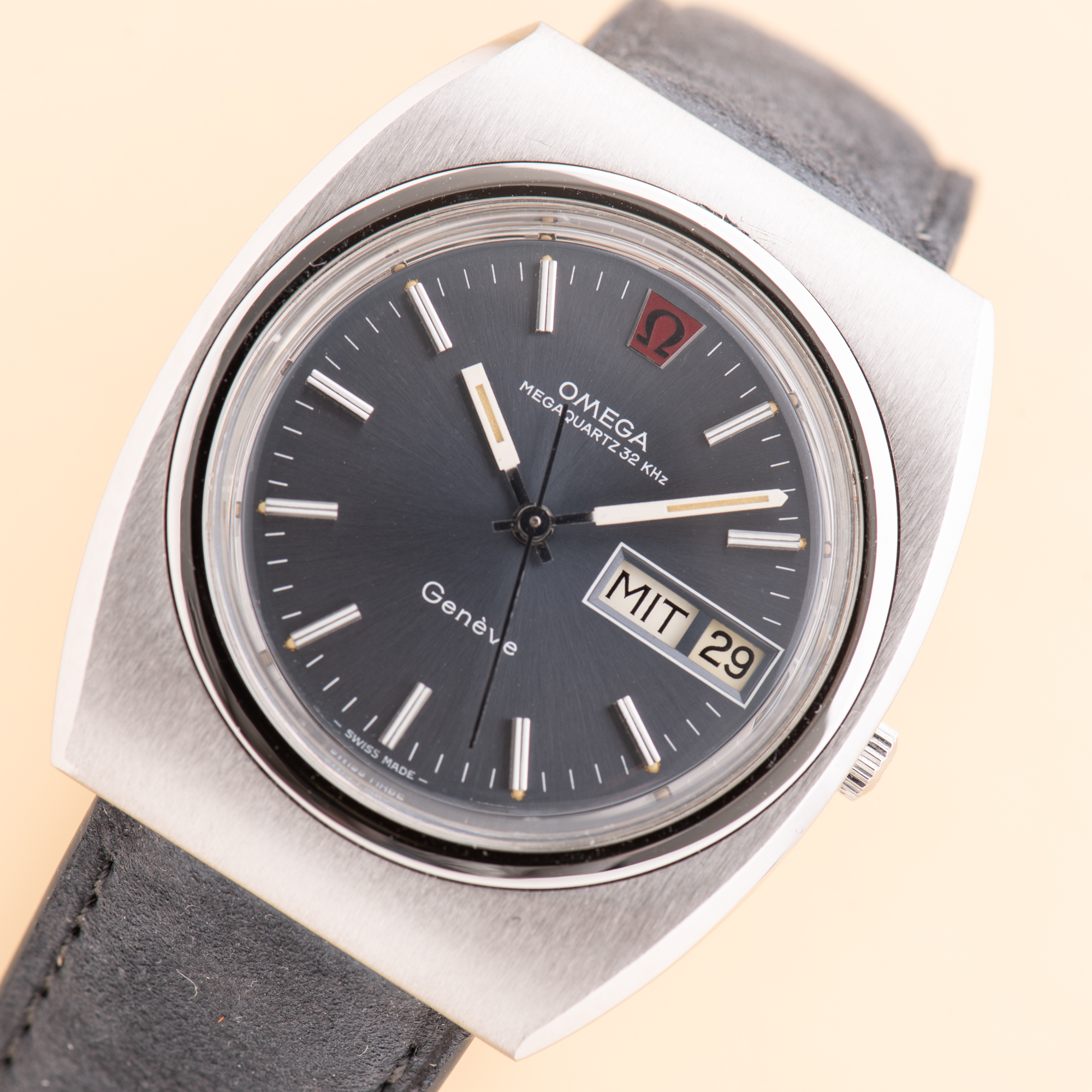 Zicht op Omega Genève Megaquartz 32 KHz Blue Day Date from 1973 Réf 196.0030