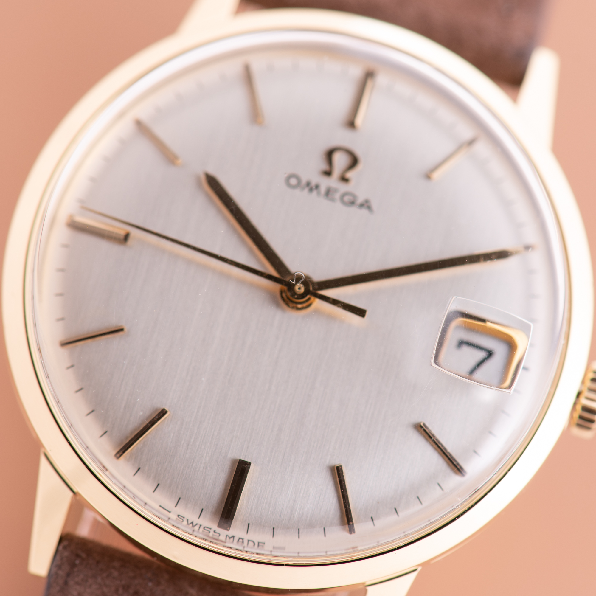 Vue de Omega Dress Watch Date 18K Yellow Gold from 1966 Réf 132.041