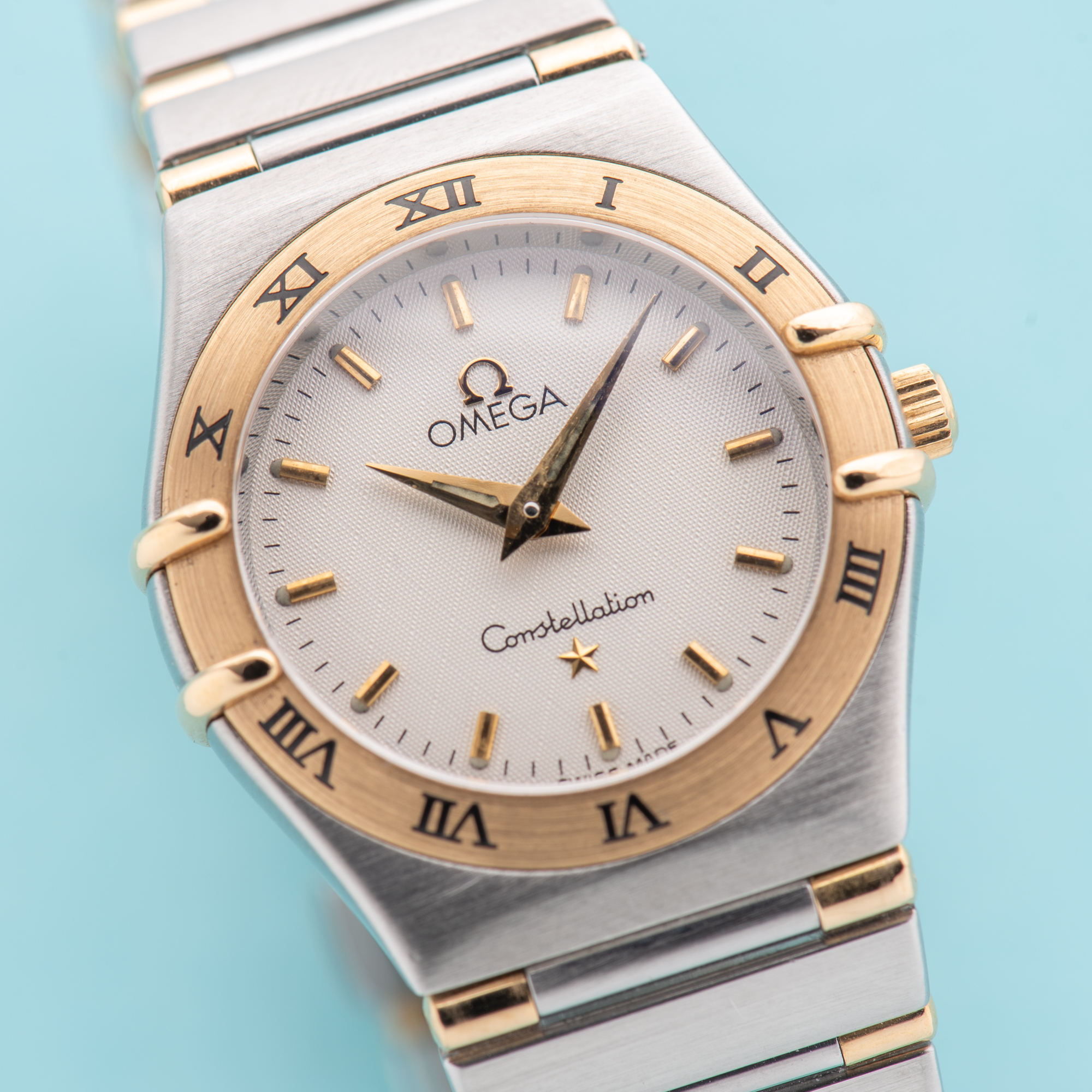 Vue de Omega Constellation Half Gold Bar 18K Lady Quartz Réf 795.1203
