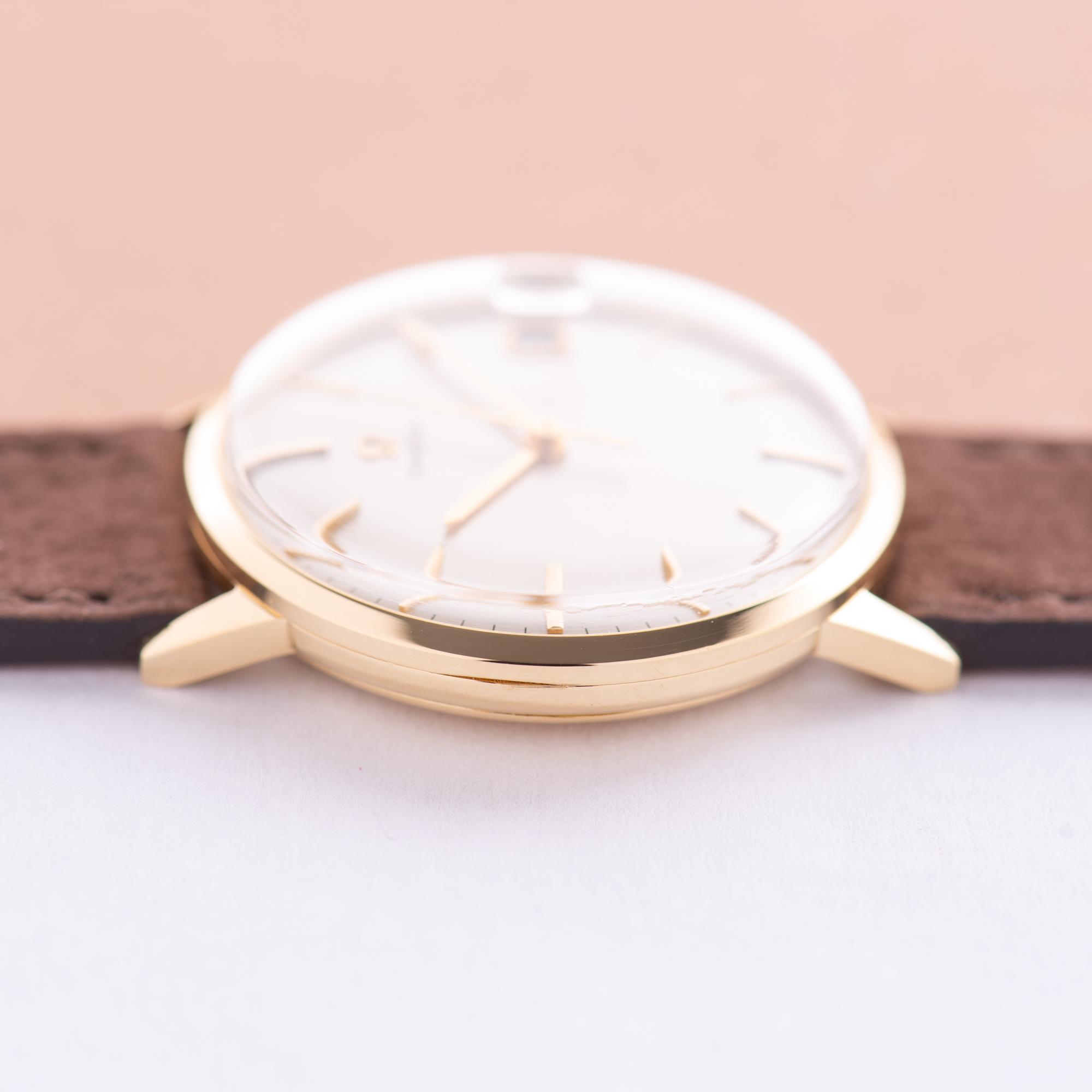 Vue de Omega Dress Watch Date 18K Yellow Gold from 1966 Réf 132.041