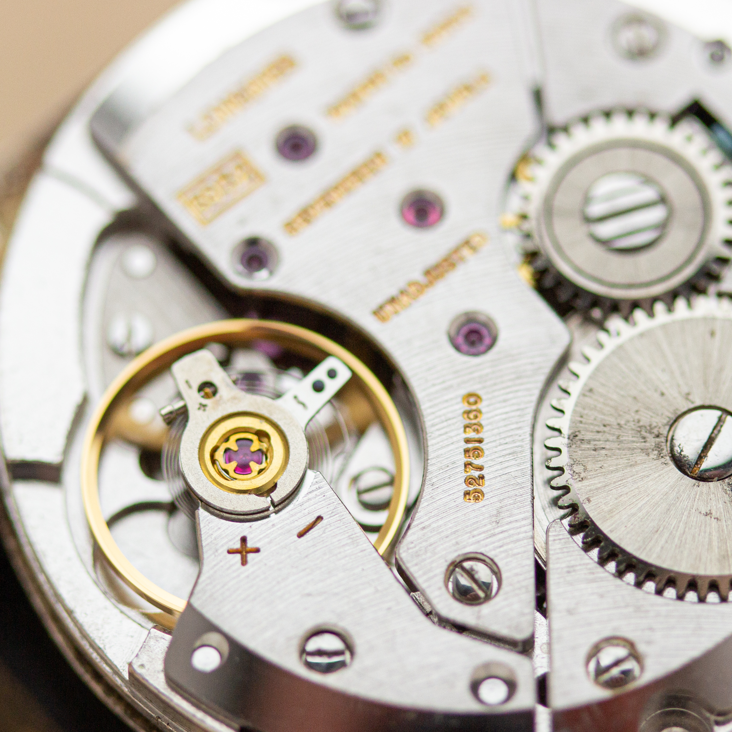 Zicht op Longines Hexagon Datum Dress Centre Seconds Ref 866 1062 2 cal 6952
