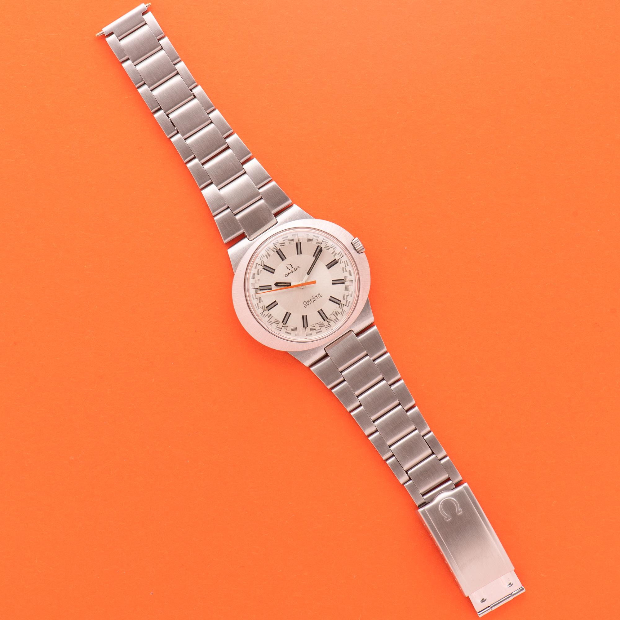 Vue de Omega Genève Dynamic Racing White Dial Réf 135.033