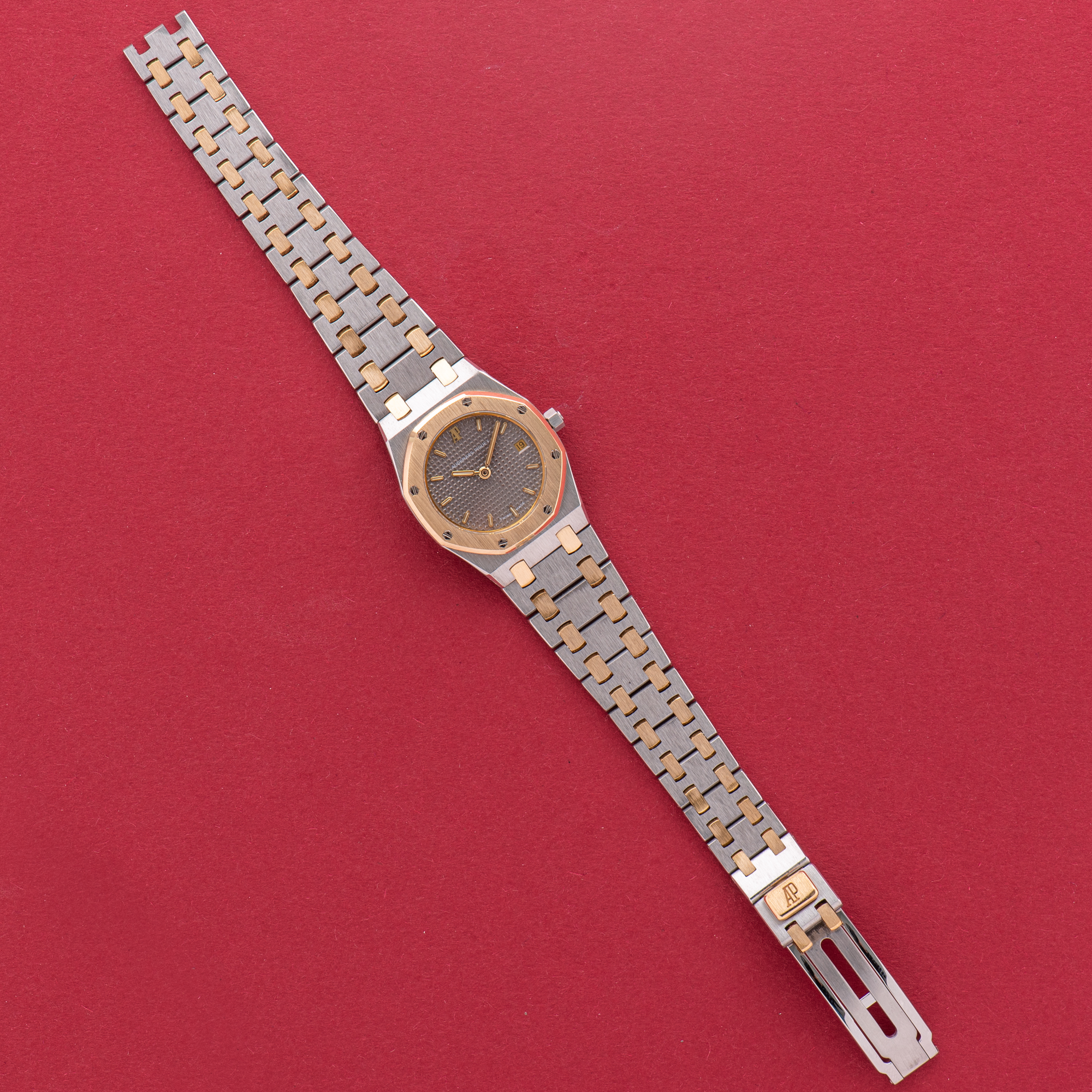 Vue de Audemars Piguet Royal Oak Lady Date 26 Gold / Steel circa 1992 Réf 66270SA